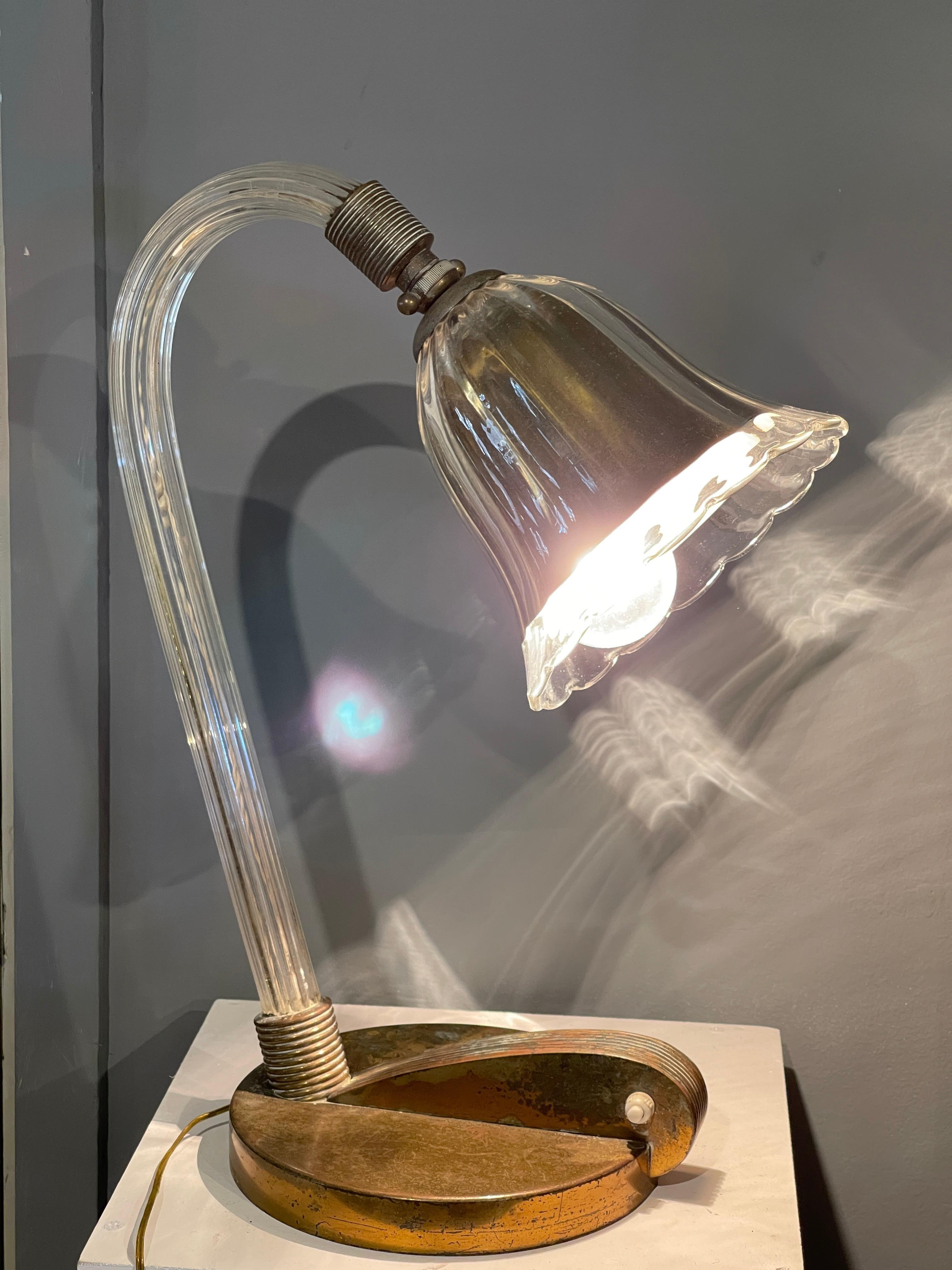 Lampe de table en verre de Murano et laiton, produite par la société Barovier en 1933, reflétant le style déco de l'époque.