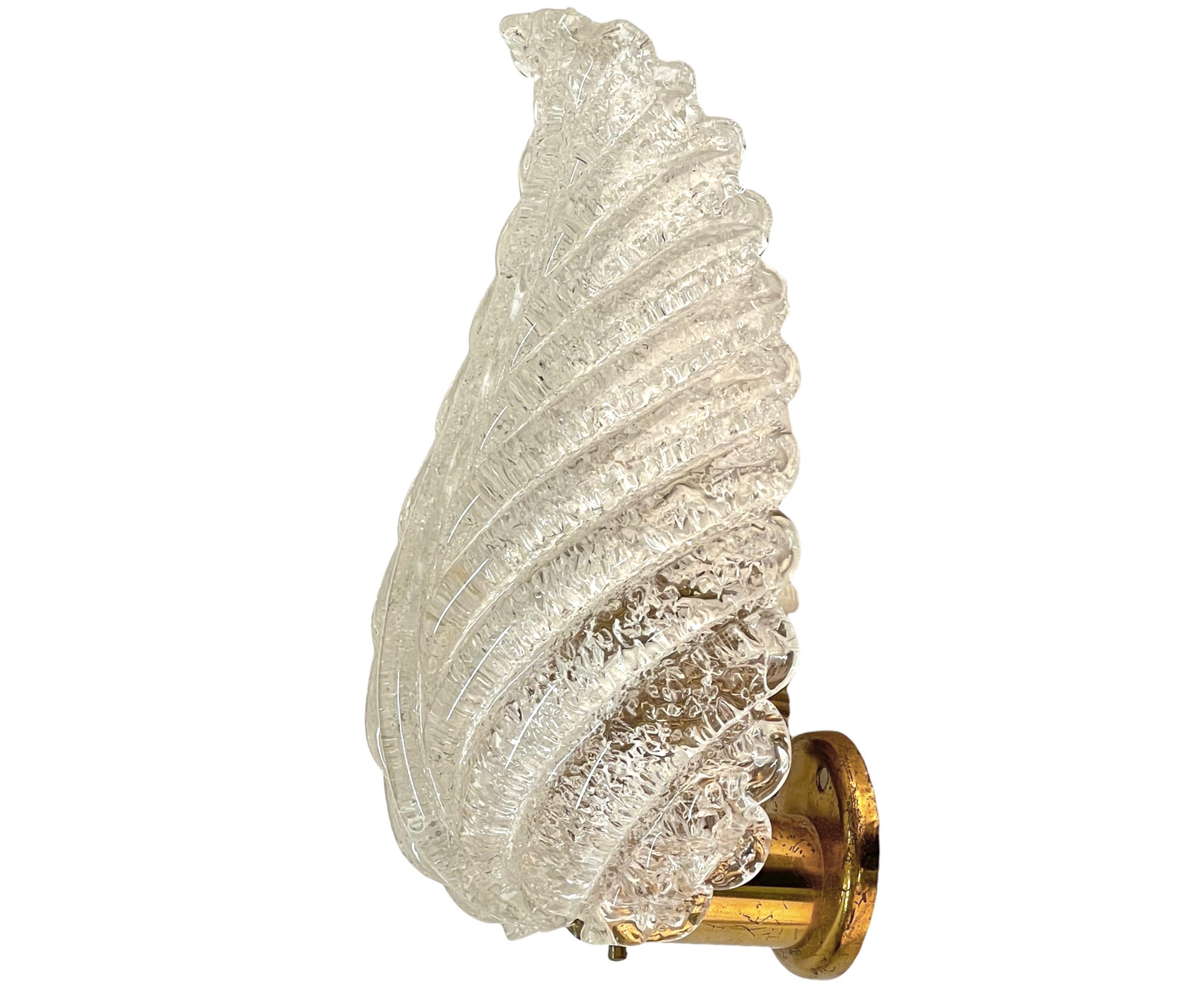 Incredible midcentury Murano crystal glass leaf wall sconce with brass structure. This wonderful piece was designed in Italy after Barovier & Toso during the 1950s.

The sconce is outstanding as the way the leaf is designed in detail on the edges