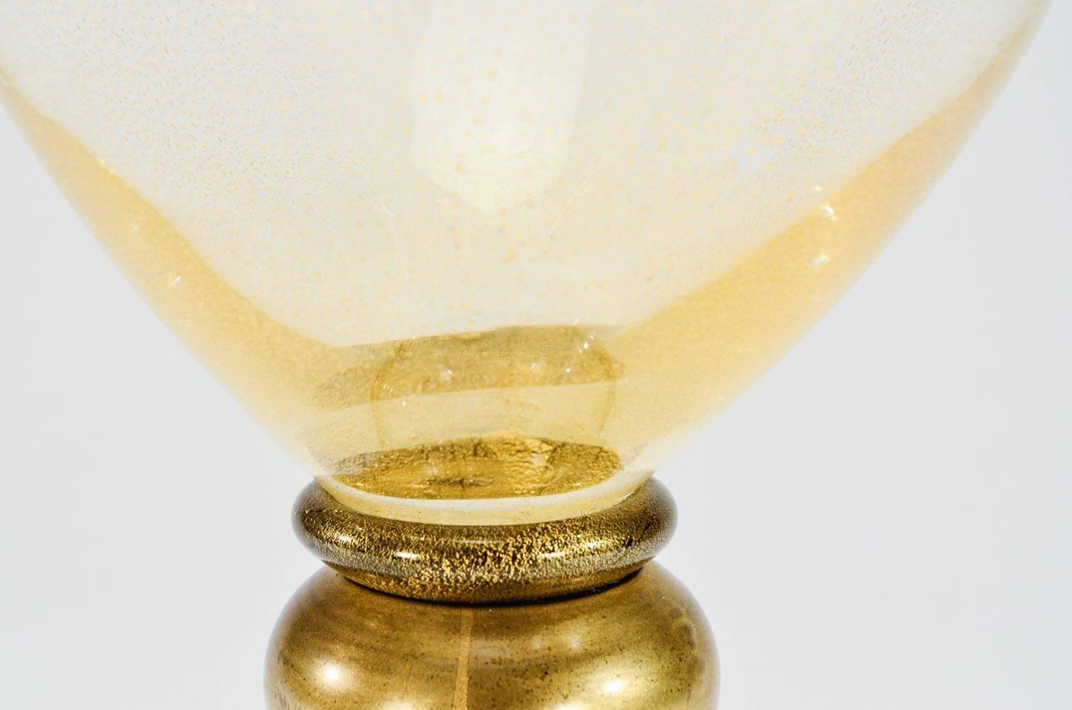 Diese hohe mundgeblasene Murano-Vase leuchtet durch die Einschlüsse von Blattgold. Mit einer Höhe von über 15