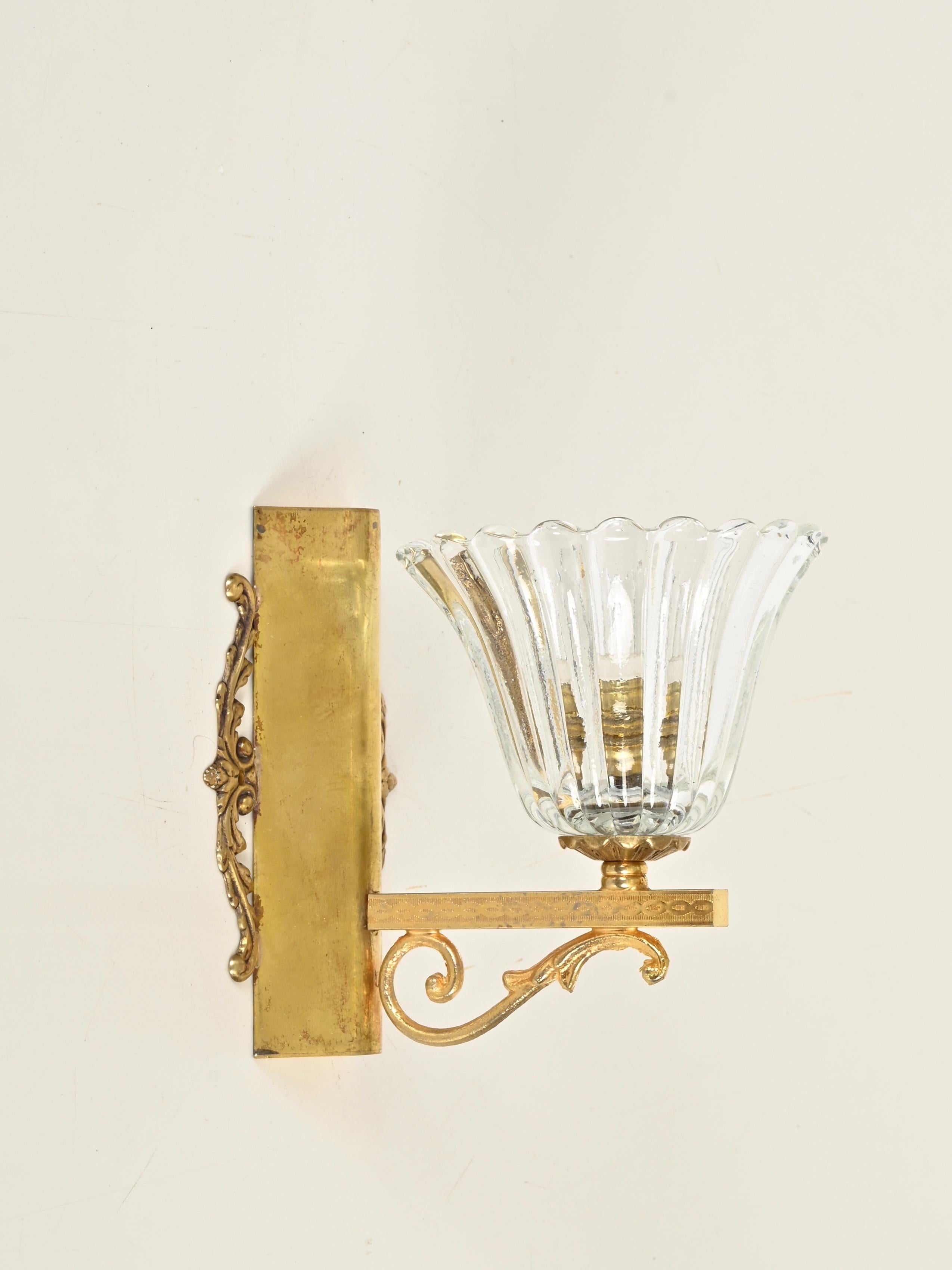 Merveilleuses appliques en forme de clochettes du milieu du siècle, en verre de cristal soufflé à la bouche de Murano et en laiton massif. Ces magnifiques lampes ont été produites en Italie par Barovier dans les années 1950.

En très bon état, sans