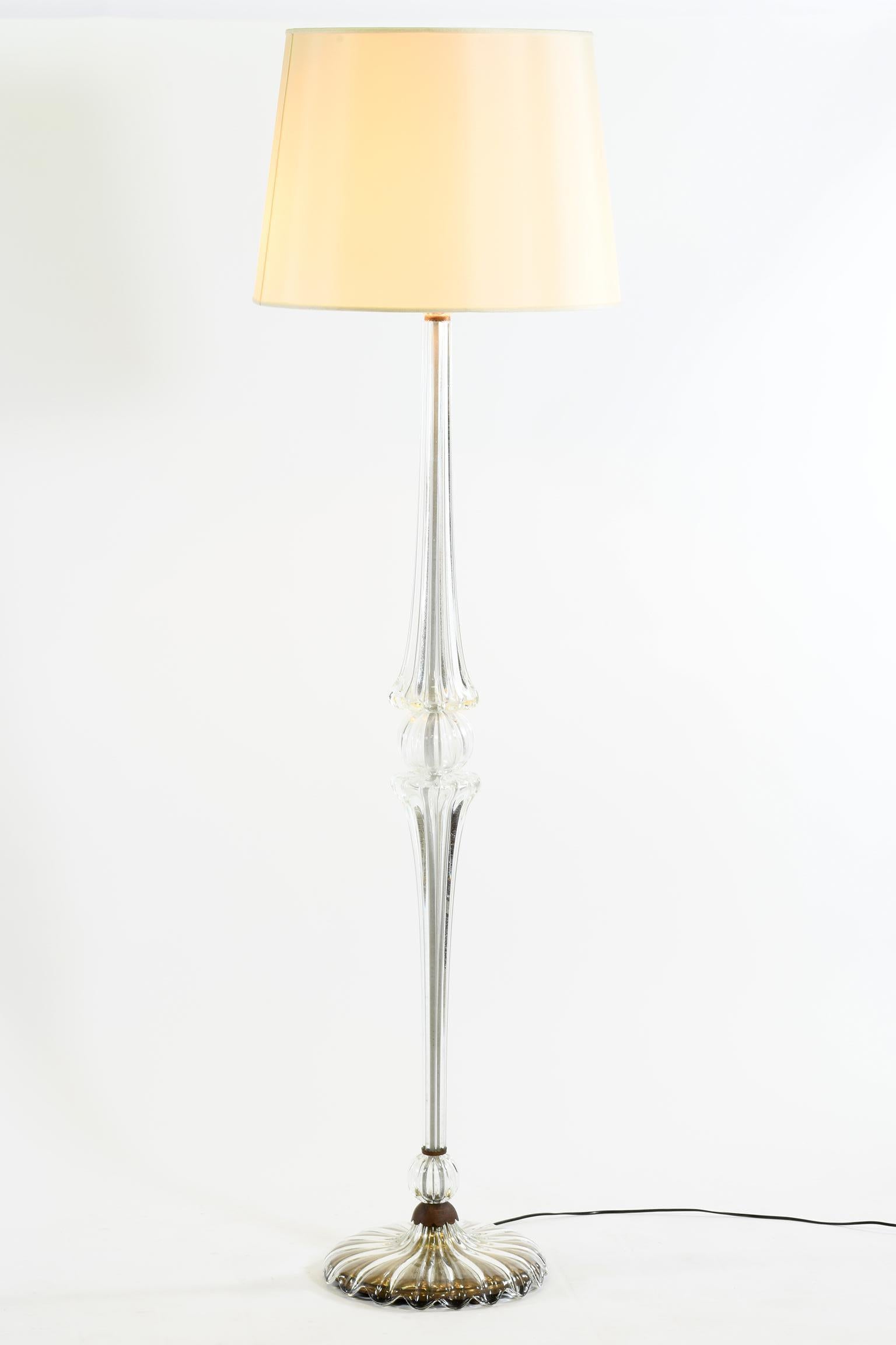 Floor lamp in transparent ribbed Murano blown glass produced in the late 1940s by the company Barovier and Toso.
Under the lampshade which is new, two adjustable lamp holders plus a lamp inside a metal diffuser with separate switches.
The diameter