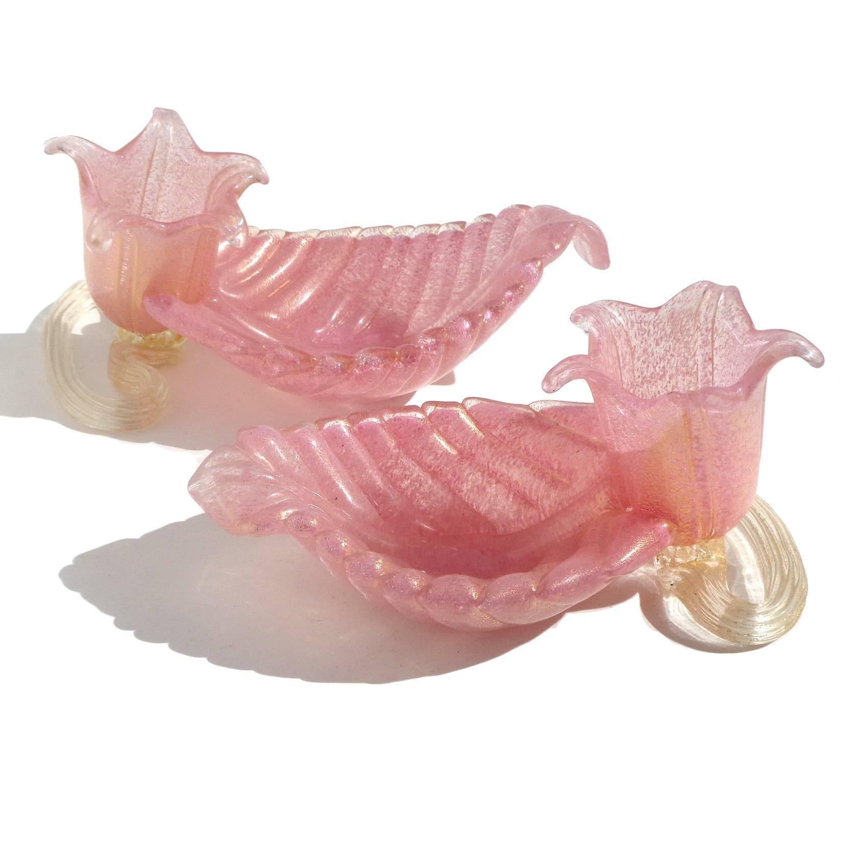 Prezzo per articolo (4 disponibili). 
Bellissimi piatti d'epoca in vetro artistico italiano soffiato a mano di Murano, rosa e a macchie d'oro, con vaso/supporto. Sono stati documentati all'azienda Barovier e Toso (ho già posseduto altri esemplari