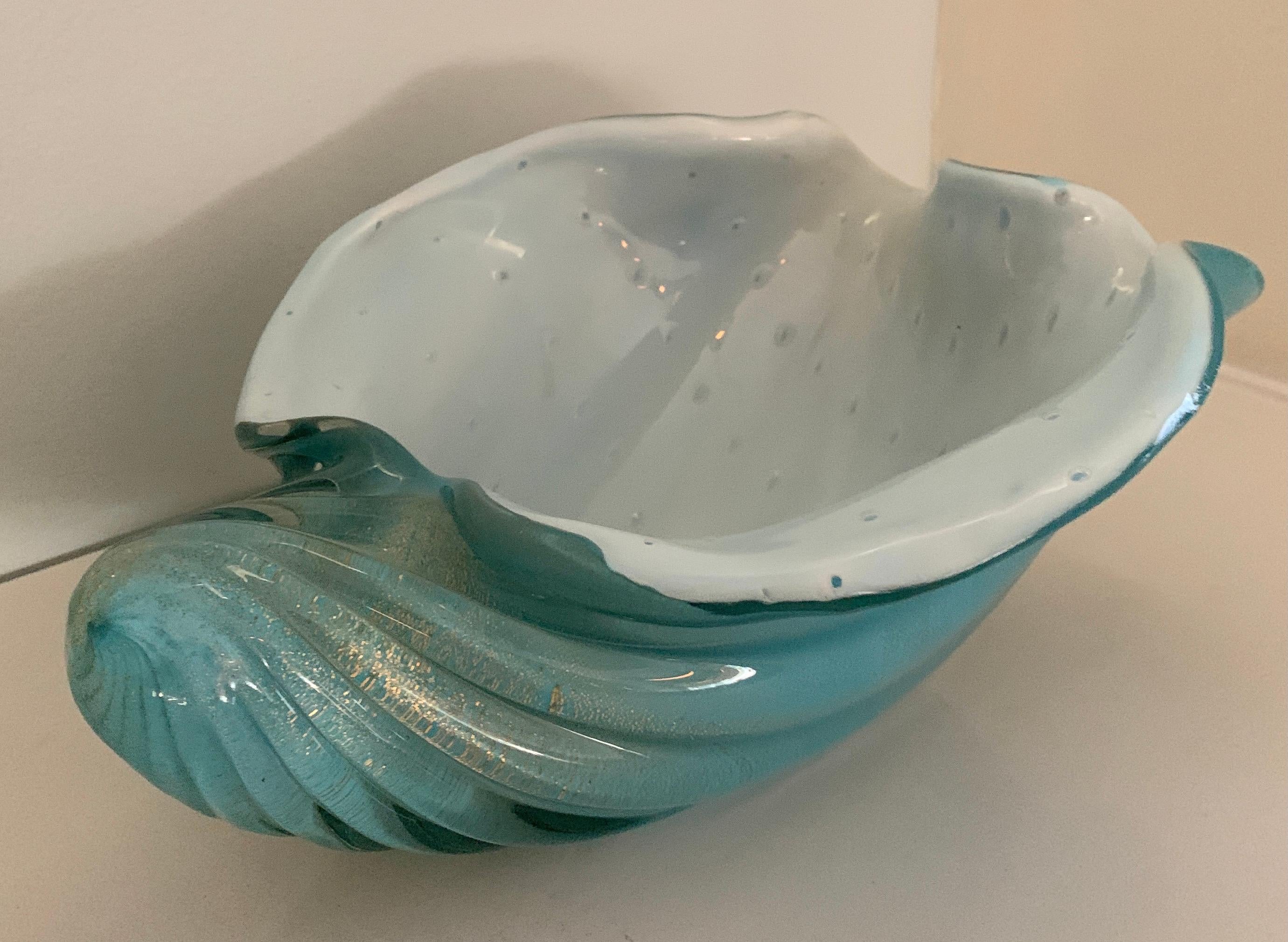 D'une belle nuance de bleu, ce bol en verre de Murano est une merveilleuse pièce décorative à part entière ou à utiliser comme pièce de service. Les mouchetures d'or ajoutent à l'apparence générale étonnante, en très bon état, sans éclats ni