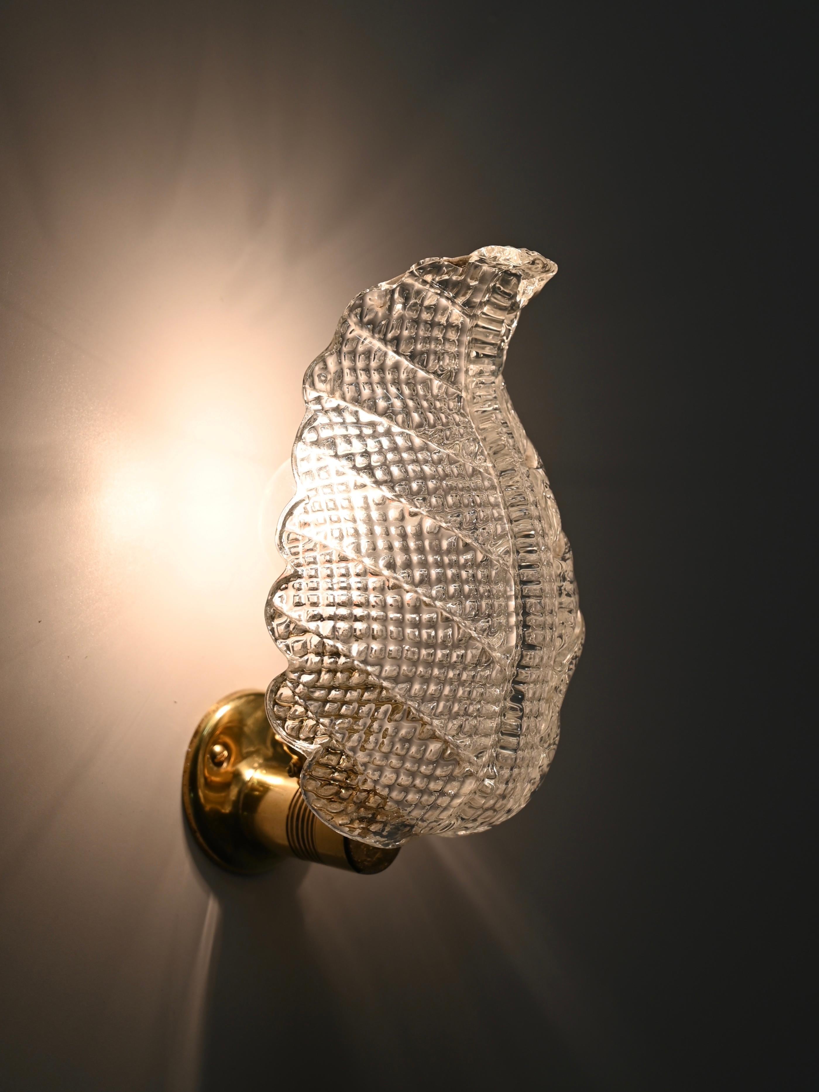 Barovier Coppia di lampade a foglia in vetro di Murano e ottone, Italia, anni '50 in vendita 8