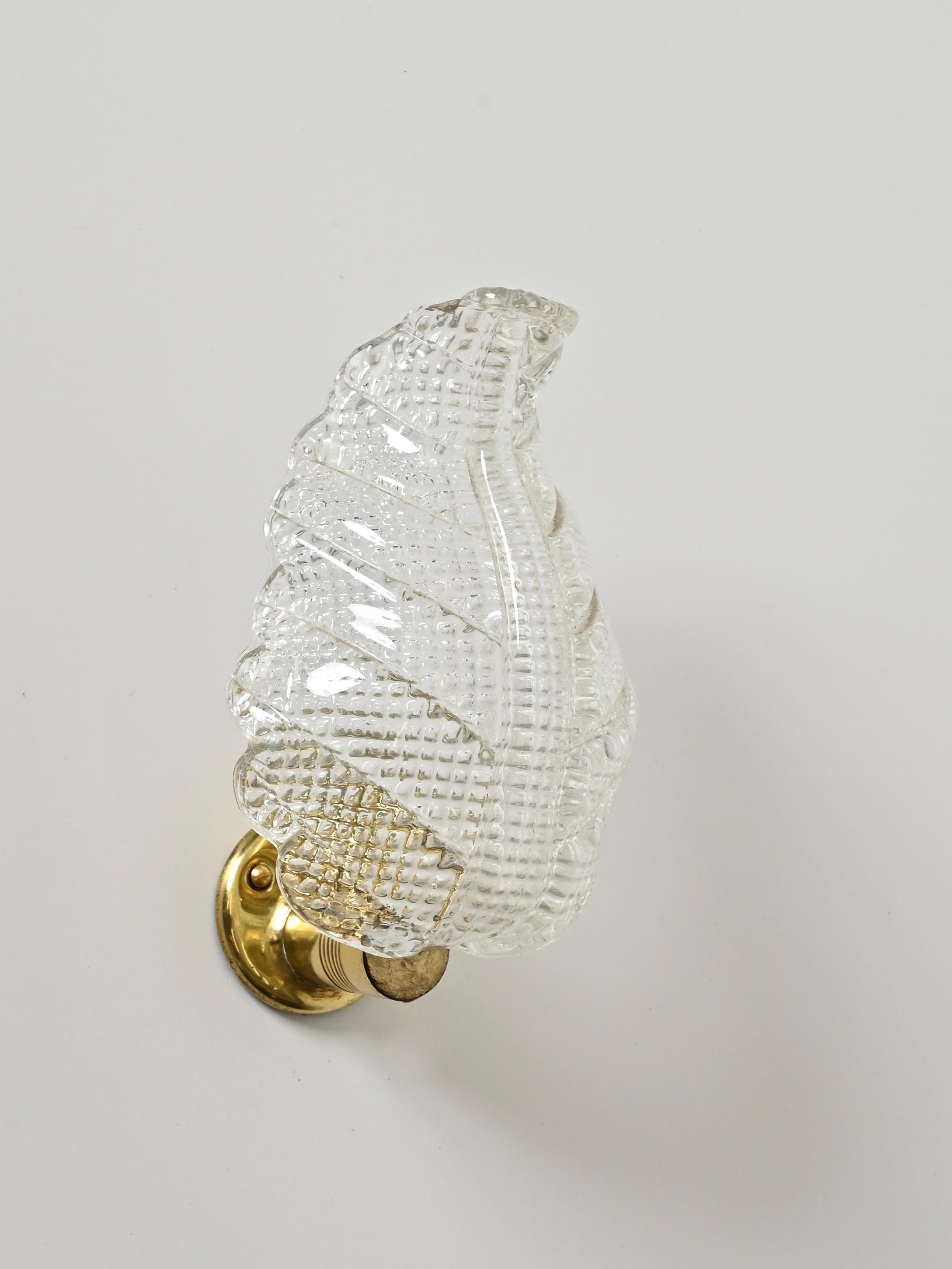 Splendida coppia di appliques a foglia in vetro di Murano soffiato a mano e ottone massiccio. Queste splendide e rare lampade sono state disegnate da Barovier e prodotte in Italia negli anni Cinquanta.

Completamente originale e in condizioni