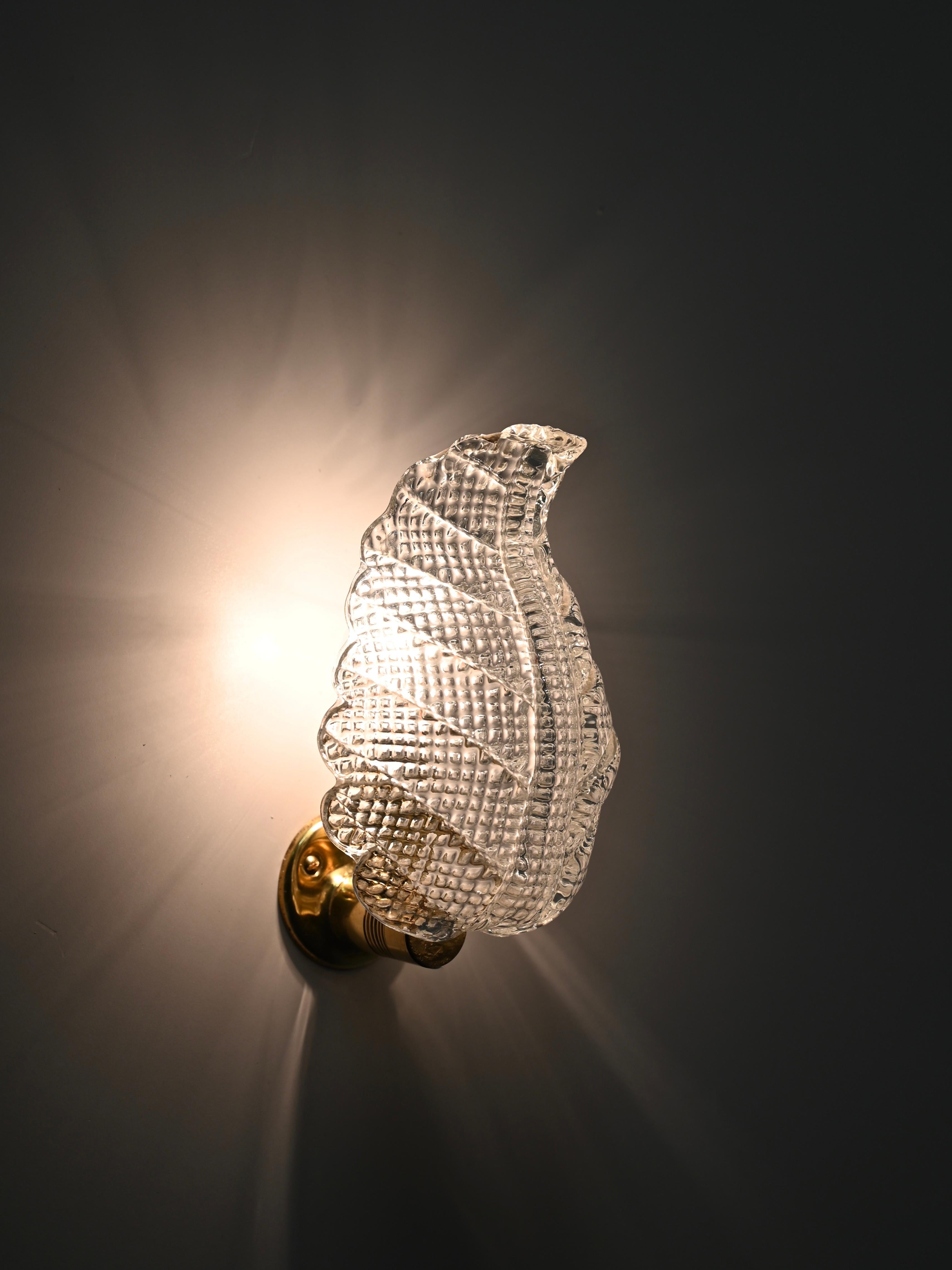 Mid-Century moderno Barovier Coppia di lampade a foglia in vetro di Murano e ottone, Italia, anni '50 in vendita