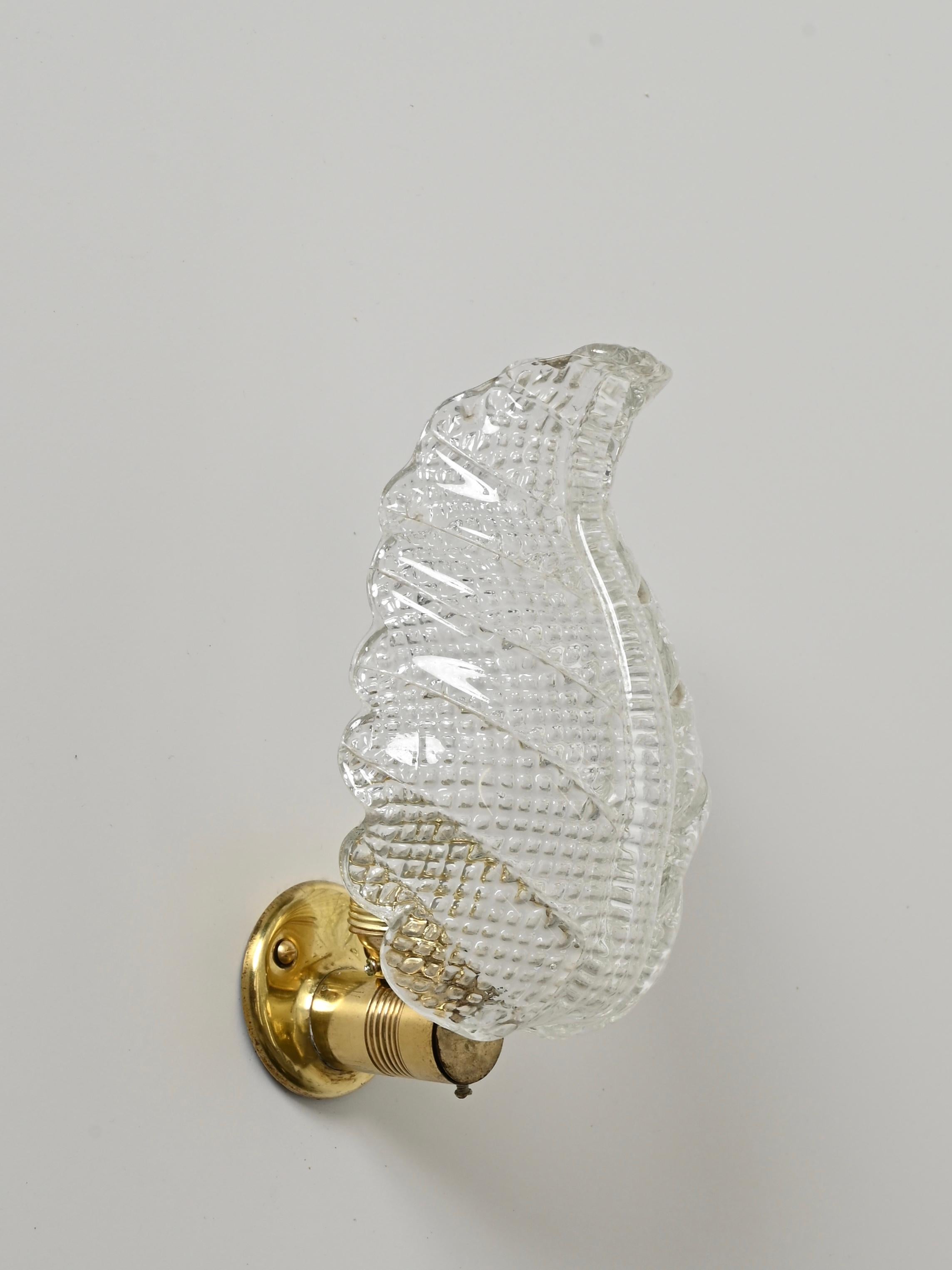 Italiano Barovier Coppia di lampade a foglia in vetro di Murano e ottone, Italia, anni '50 in vendita