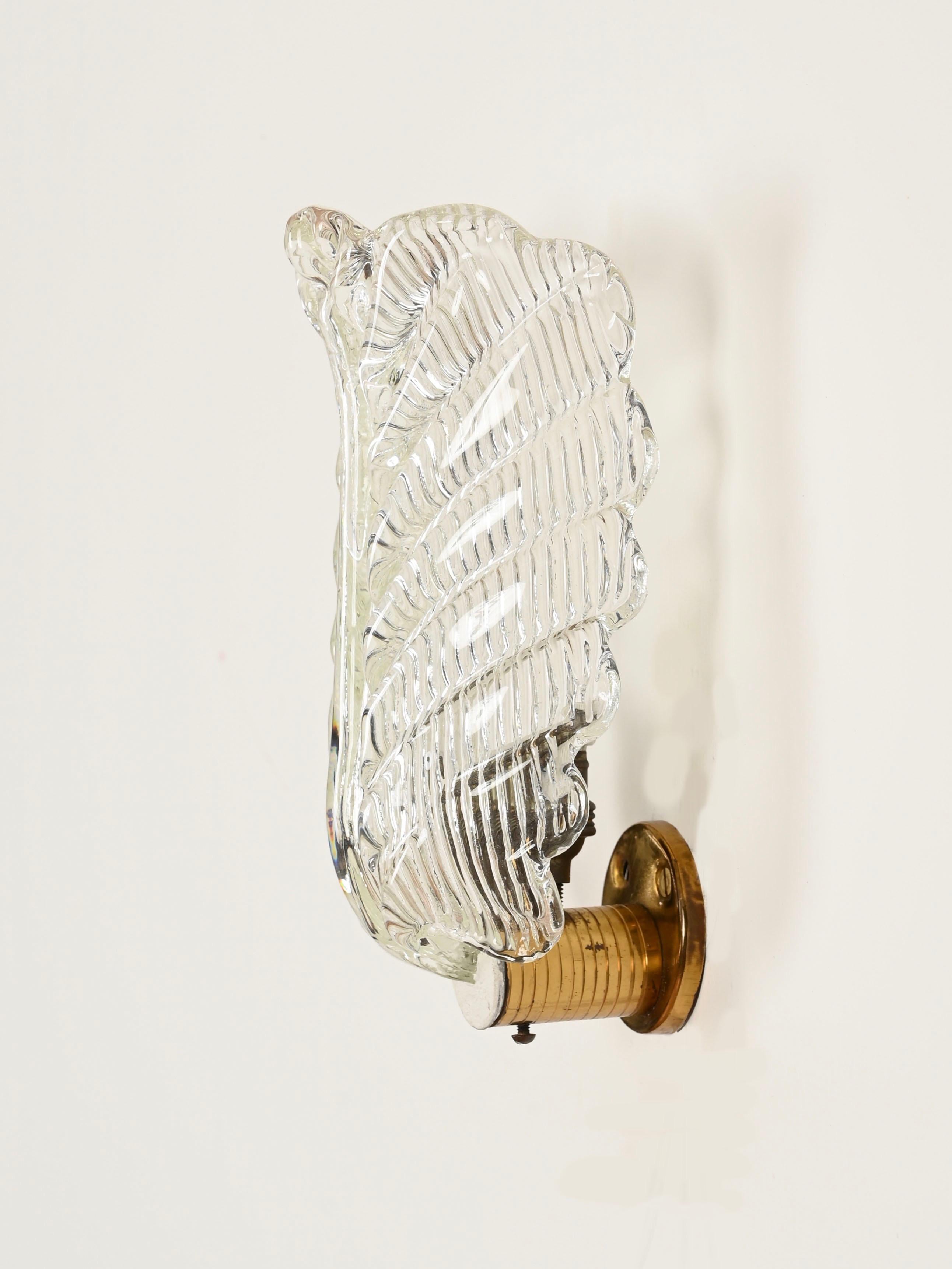 Barovier Coppia di lampade a foglia in vetro di Murano e ottone, Italia anni '50 in vendita 3