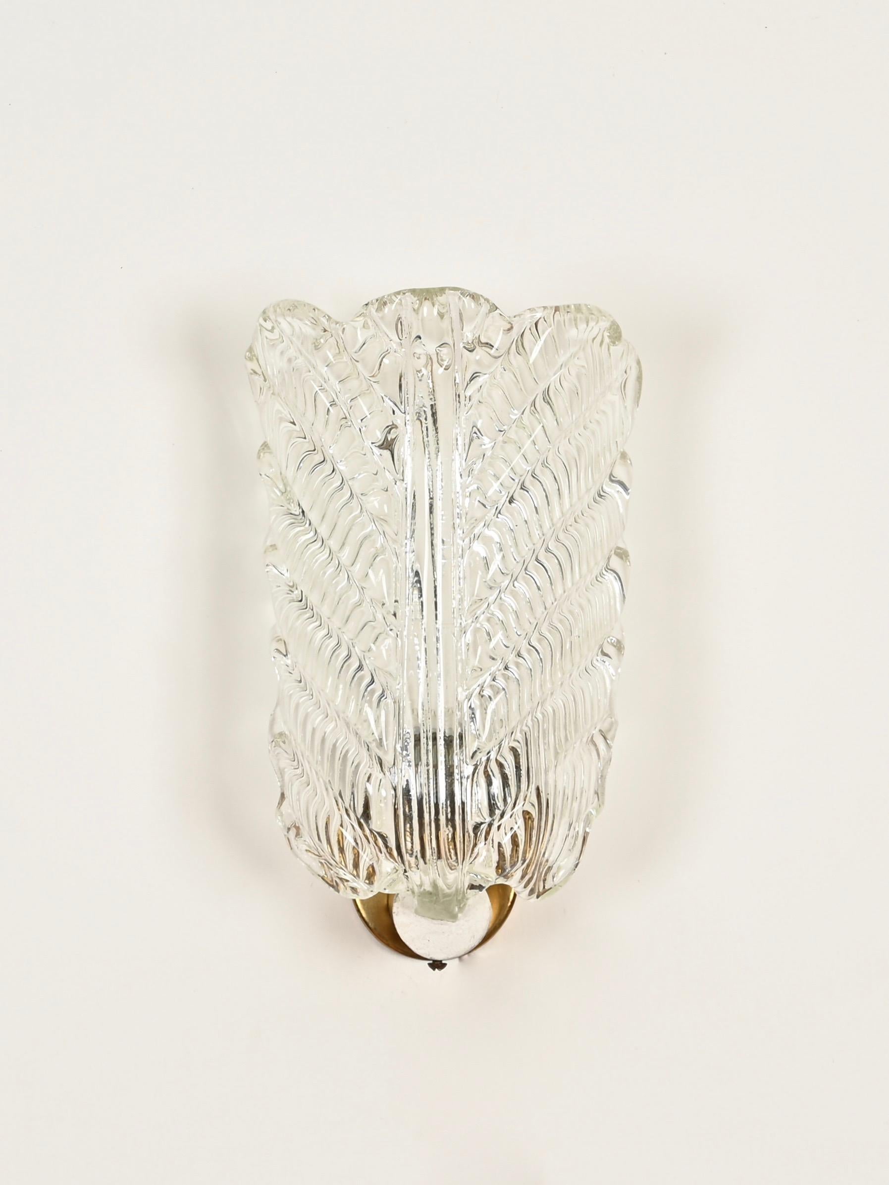 Barovier Coppia di lampade a foglia in vetro di Murano e ottone, Italia anni '50 in vendita 4