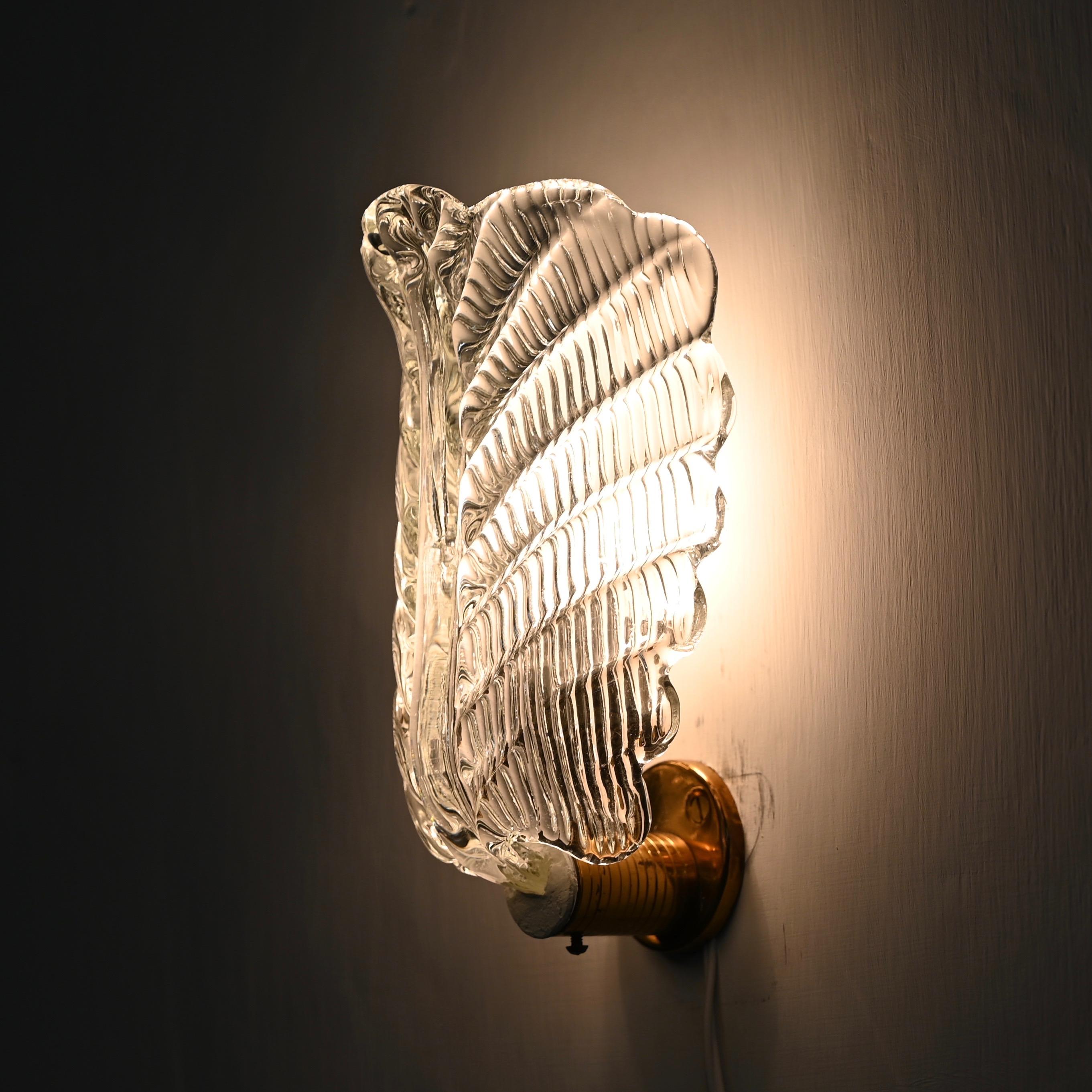 Barovier Coppia di lampade a foglia in vetro di Murano e ottone, Italia anni '50 in vendita 8