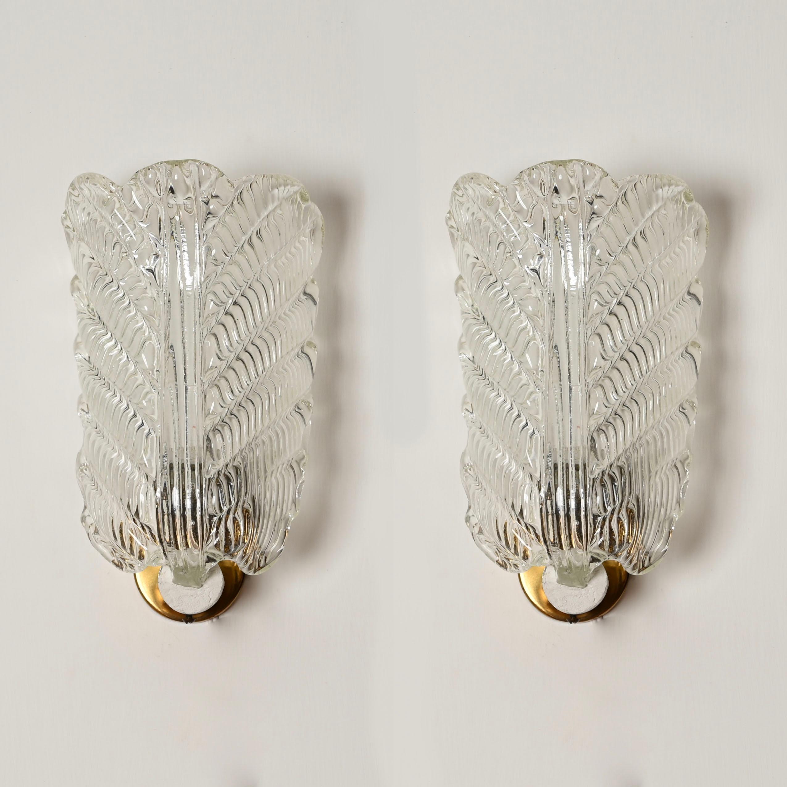 Mid-Century moderno Barovier Coppia di lampade a foglia in vetro di Murano e ottone, Italia anni '50 in vendita