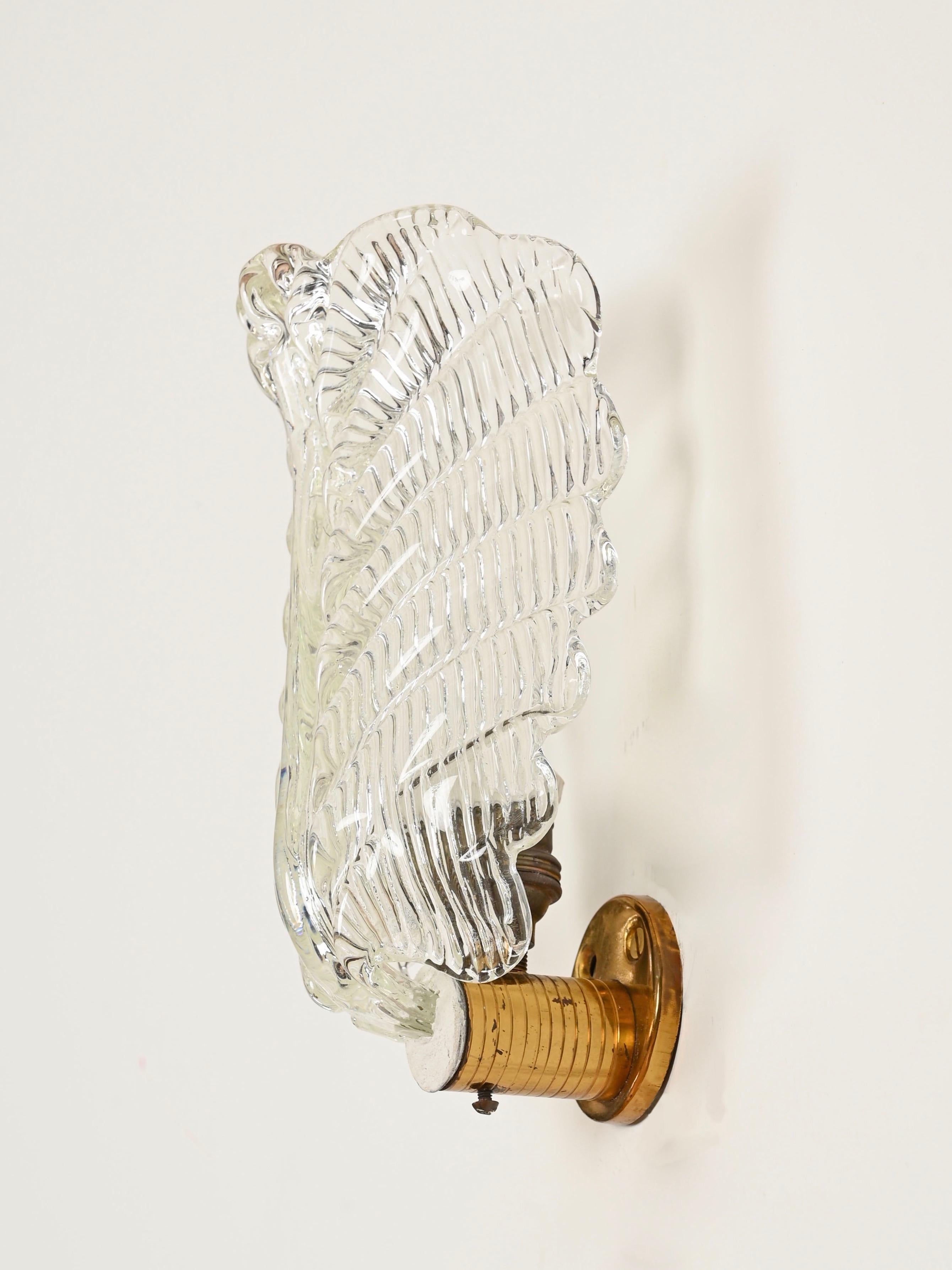 Barovier Coppia di lampade a foglia in vetro di Murano e ottone, Italia anni '50 In condizioni buone in vendita a Roma, IT
