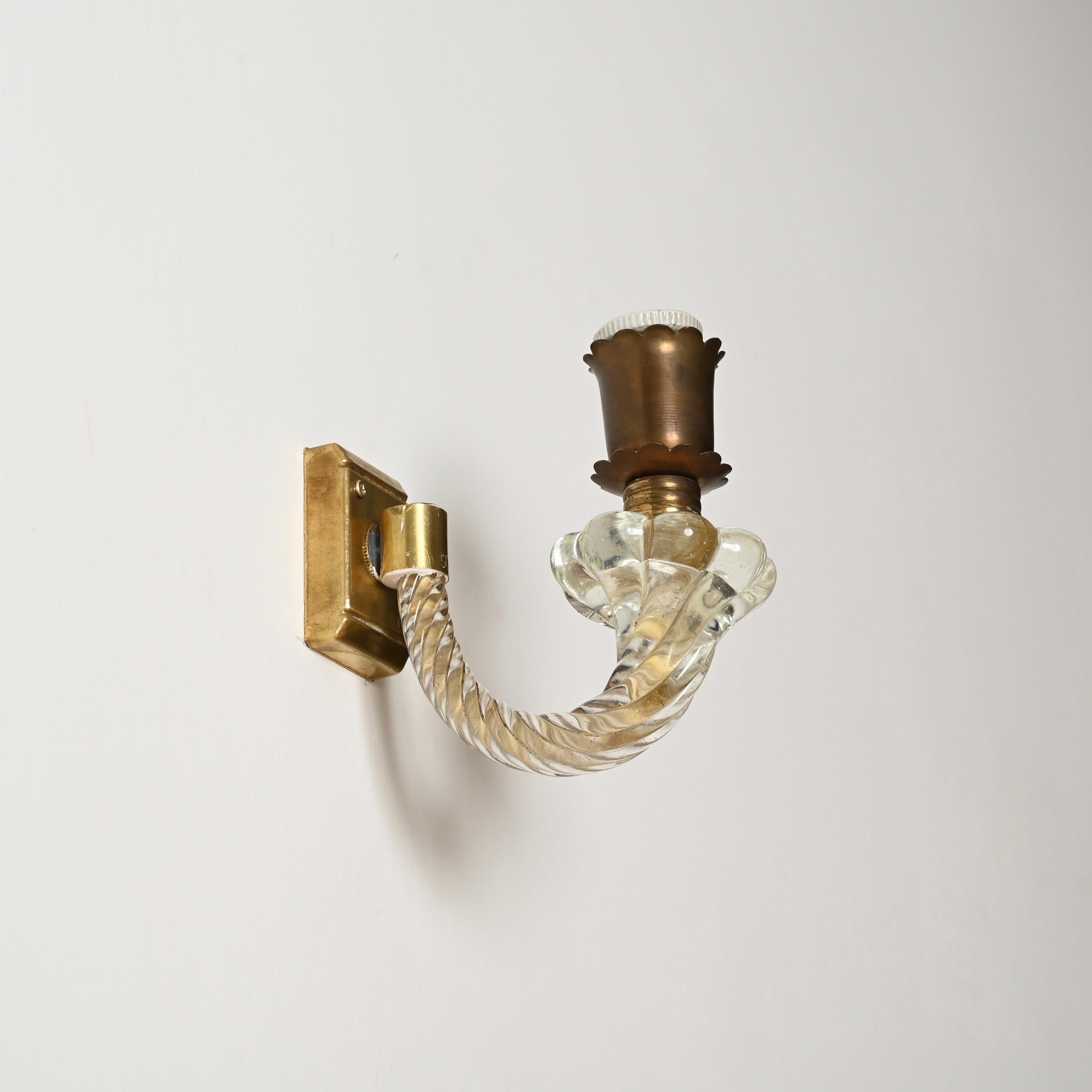 Llamativo par de apliques italianos de cristal de Murano soplado con oro de 24 quilates y latón. Estas luces únicas e increíblemente elegantes fueron fabricadas magistralmente por Barovier a principios de la década de 1940 en Italia. 

Totalmente