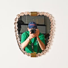 Miroir rose de Barovier en verre soufflé de Murano et laiton martelé, Italie, années 1940