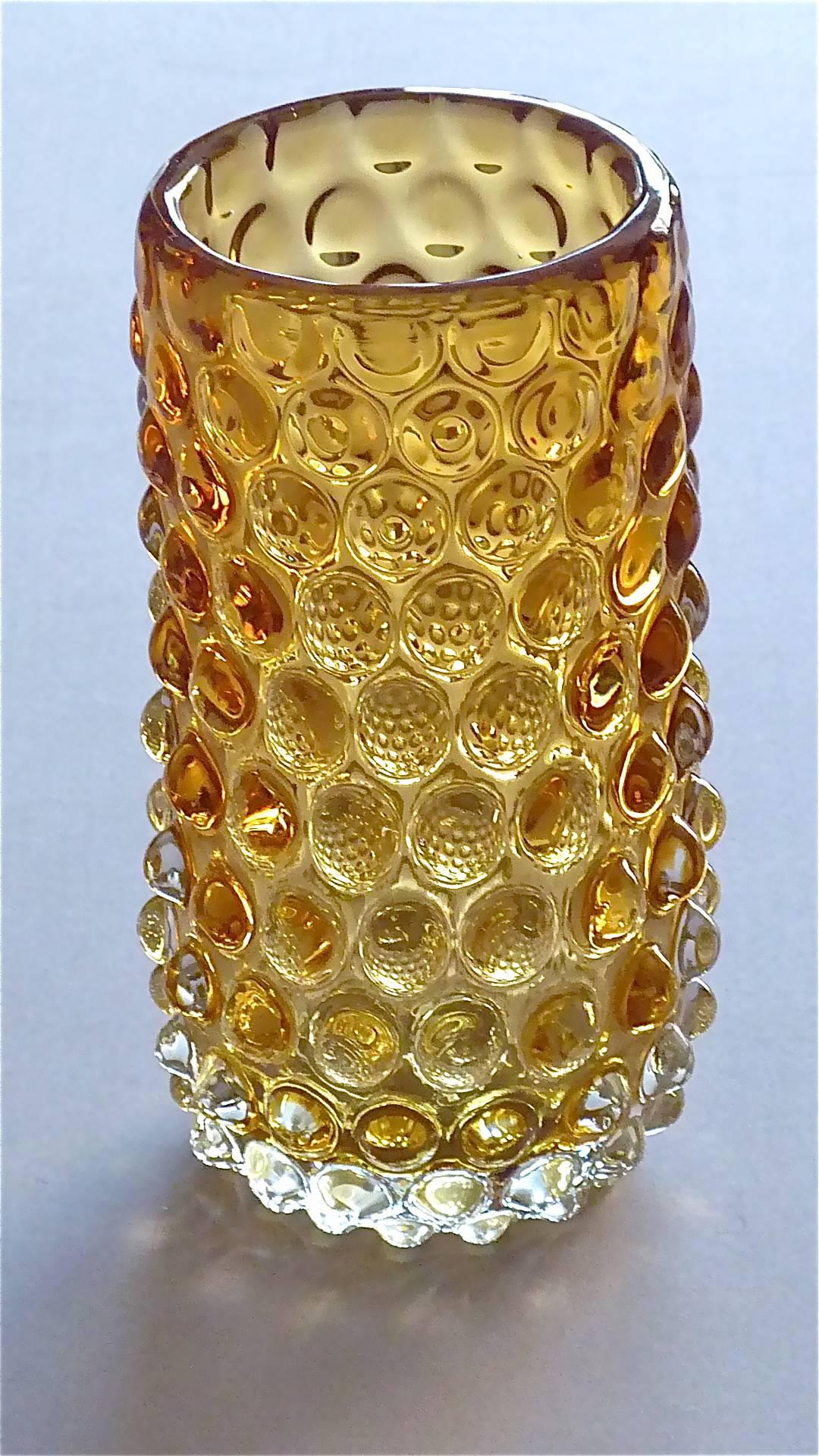 Un magnifique vase en verre d'art de Murano par Barovier Seguso & Ferro en couleur jaune miel ambré:: Italie:: vers 1940. Ce vase lourd et de haute qualité:: au fond poli:: mesure 21 cm / 8.27 inches de haut et 11 cm / 4.33 inches de large. Il reste