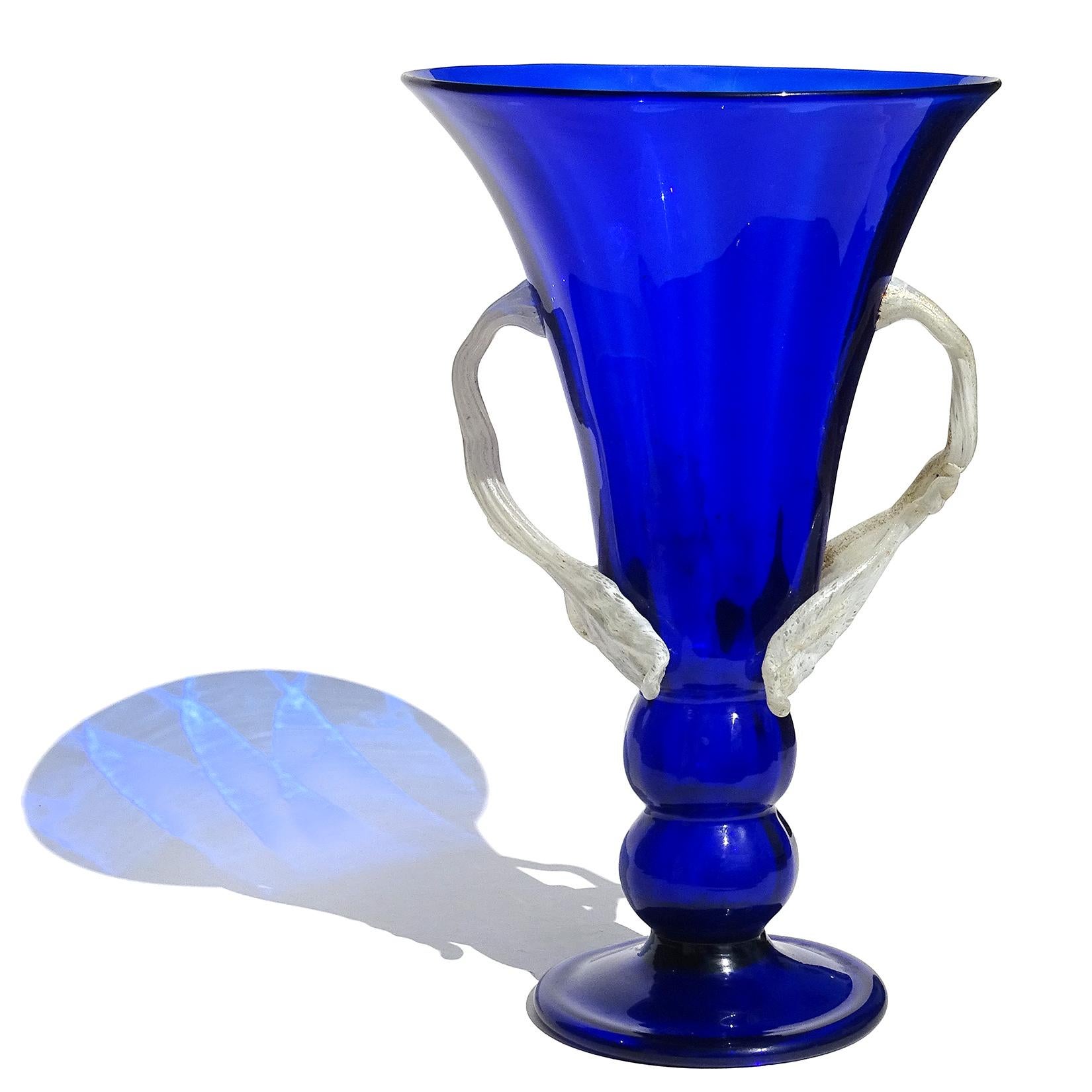 Precioso jarrón antiguo de Murano soplado a mano, de color azul zafiro intenso, con motas blancas y doradas de vidrio artístico italiano. Documentado a la empresa Artistica Soffiera Vetreria - Barovier Seguso & Ferro. La empresa sólo funcionó 4