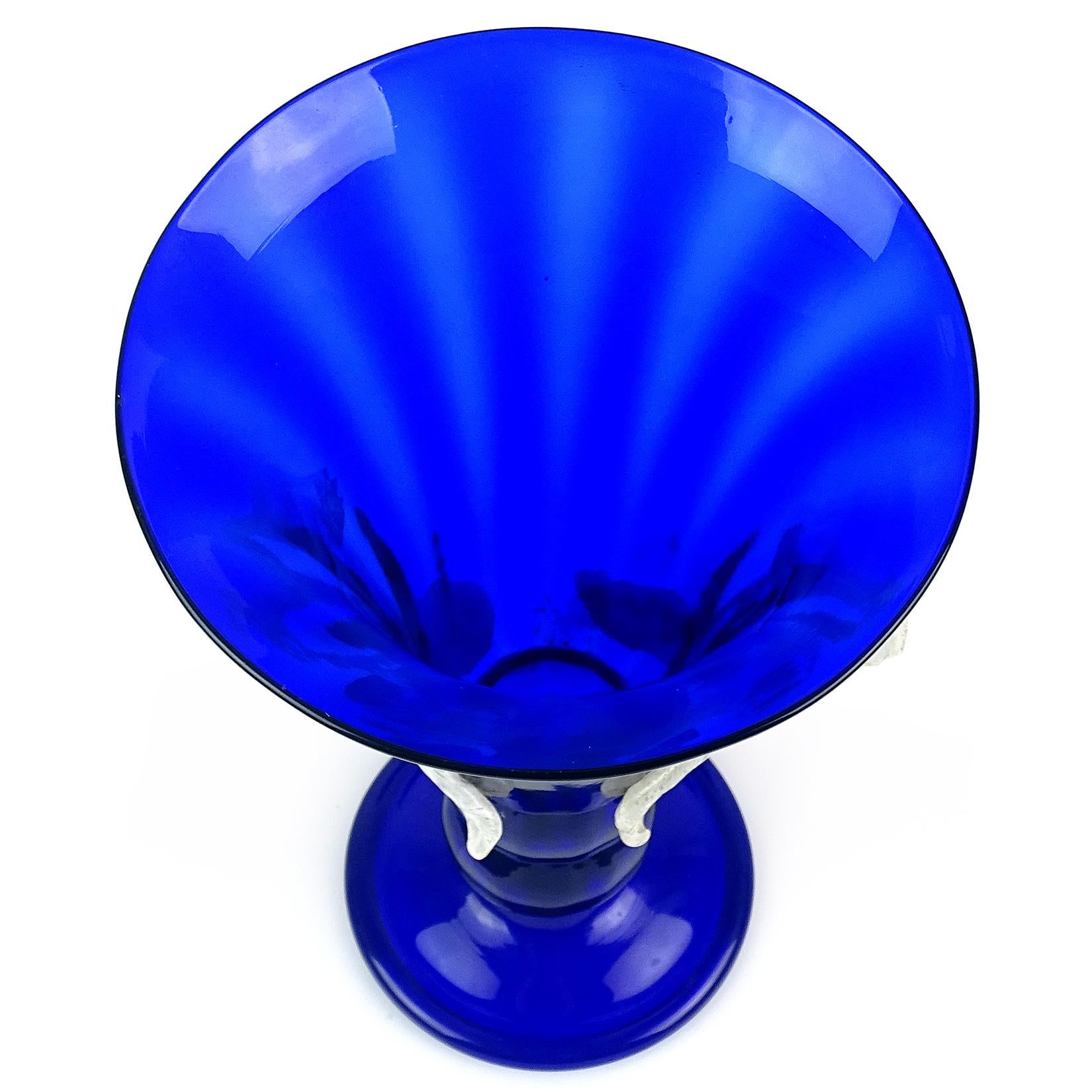 Barovier Seguso Ferro Murano Blau Weiß Italienische Kunst Glas Dekorative Blumenvase (Art déco) im Angebot