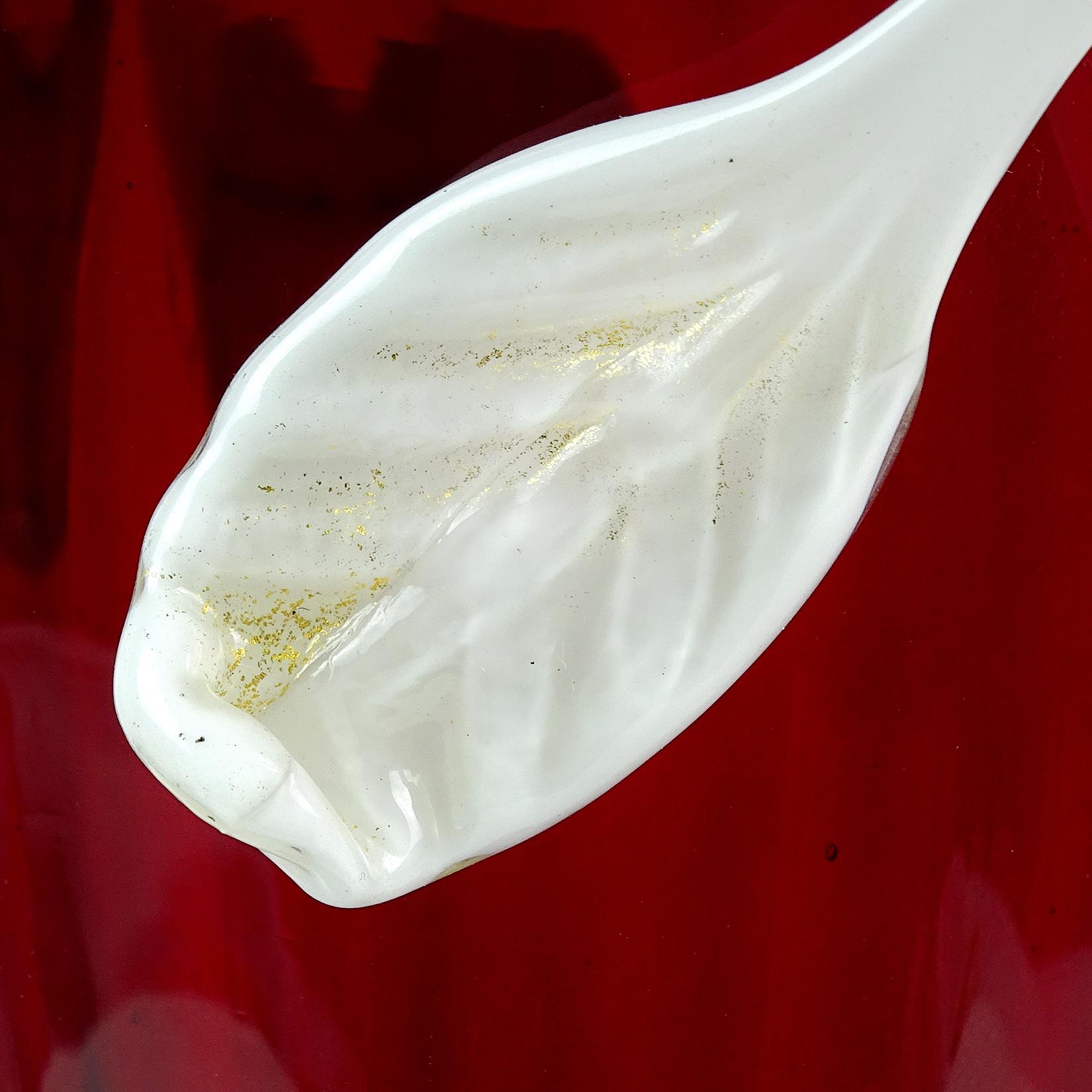 Barovier Seguso Ferro Murano Red White Italian Art Glass Decorative Flower Vase In Good Condition For Sale In Kissimmee, FL
