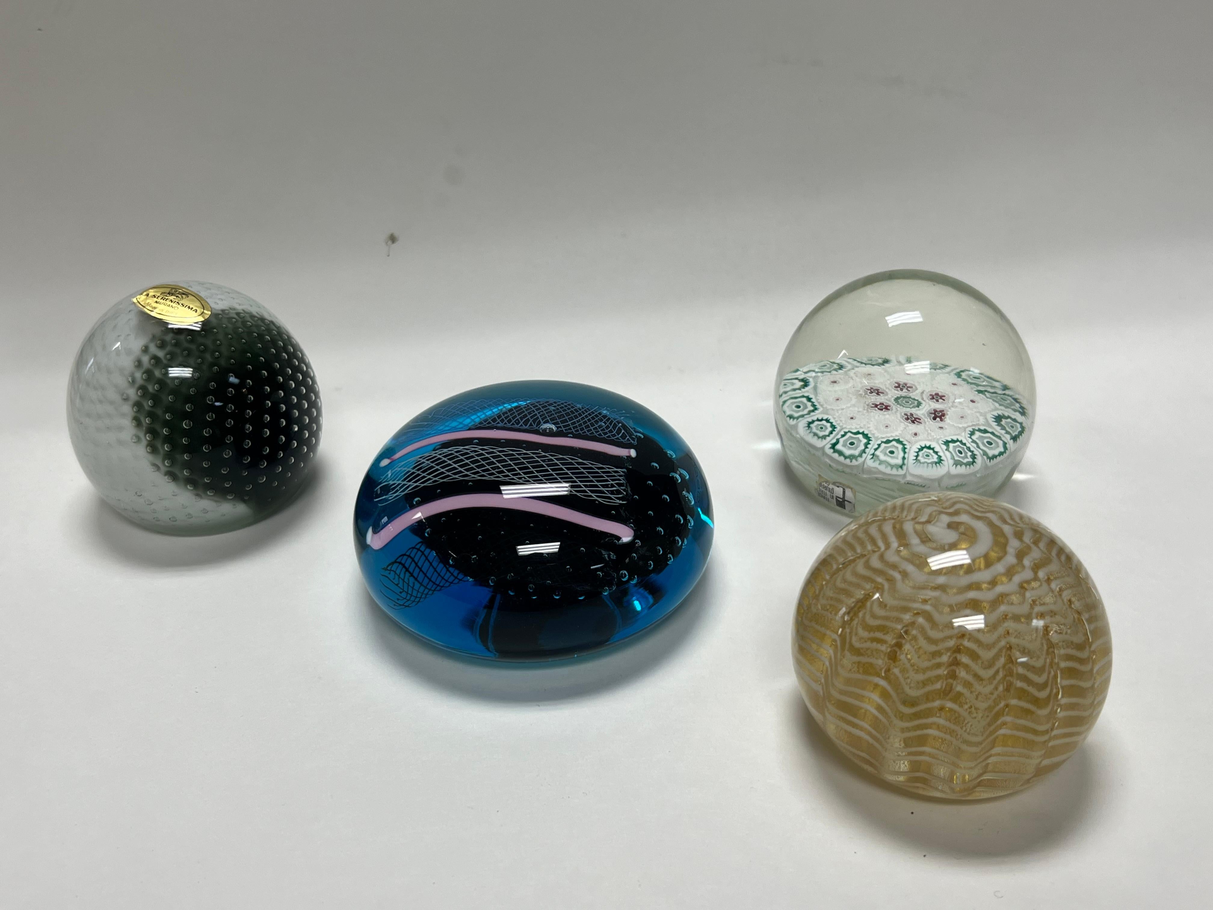 Una collezione di fermacarte in vetro di Murano di diversi produttori. 
Quello di Barovier misura 2,5