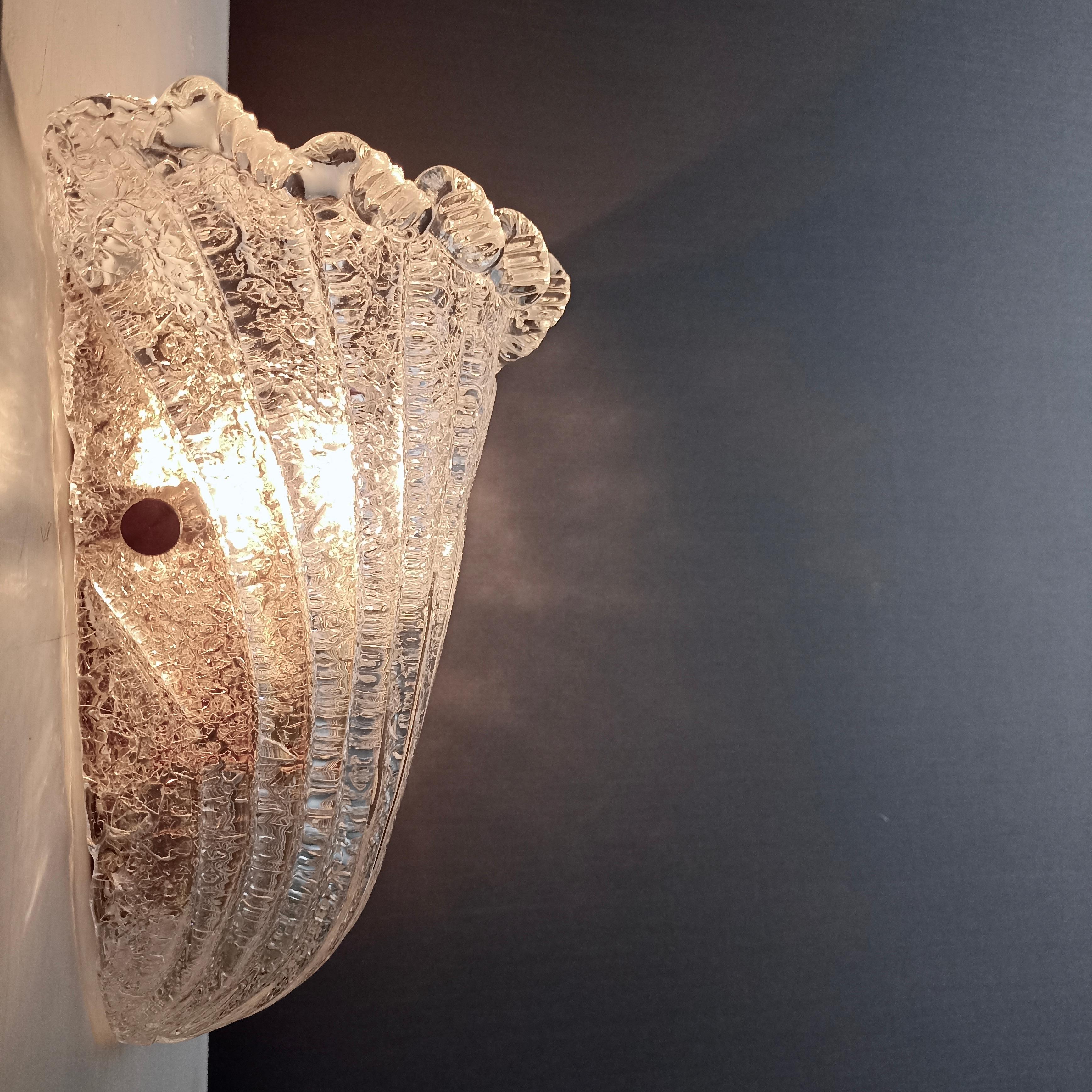 Mid-Century moderno Lampada da parete singola Graniglia in vetro artistico di Murano in stile Barovier anni '90.