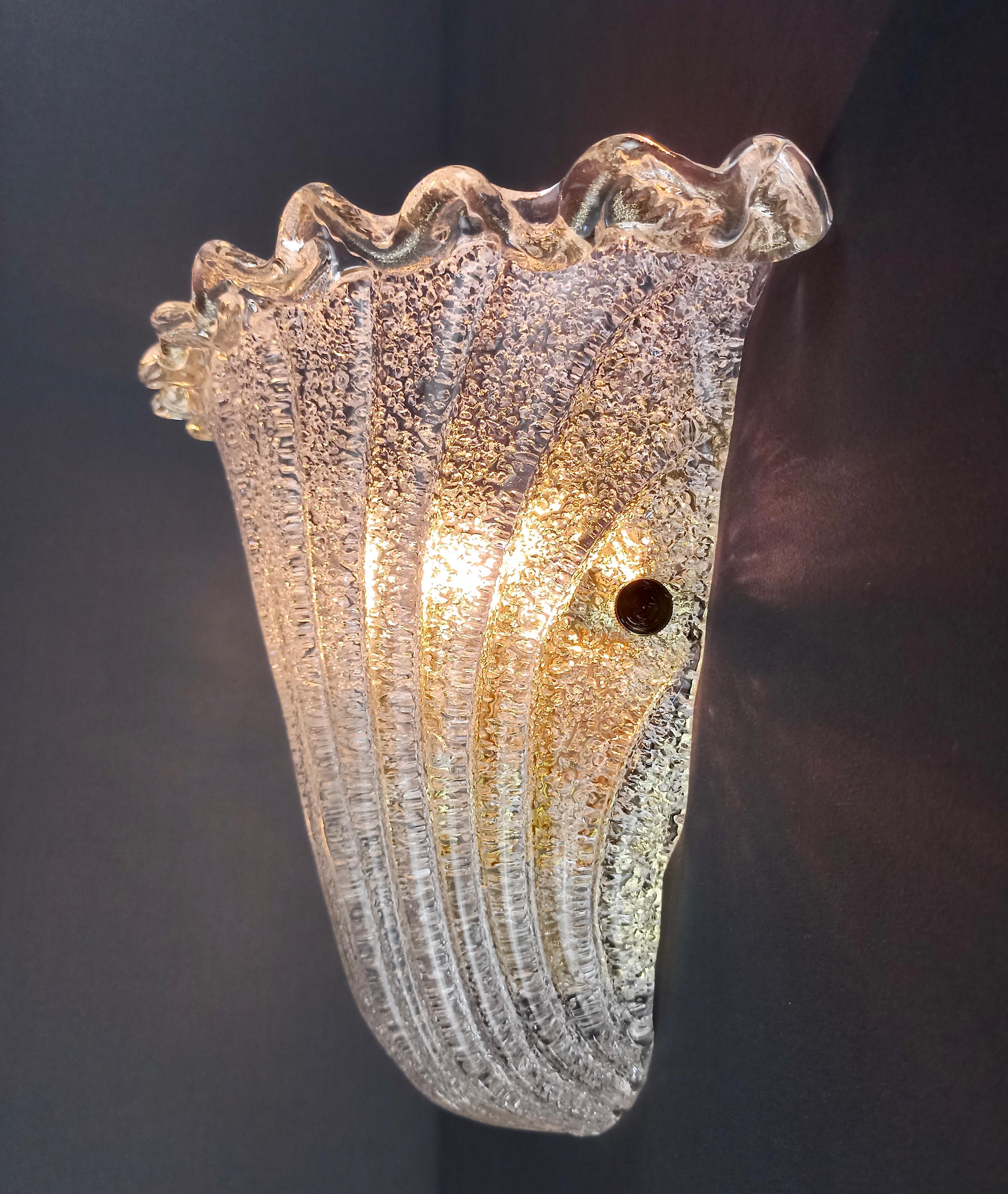Italiano Lampada da parete singola Graniglia in vetro artistico di Murano in stile Barovier anni '90.