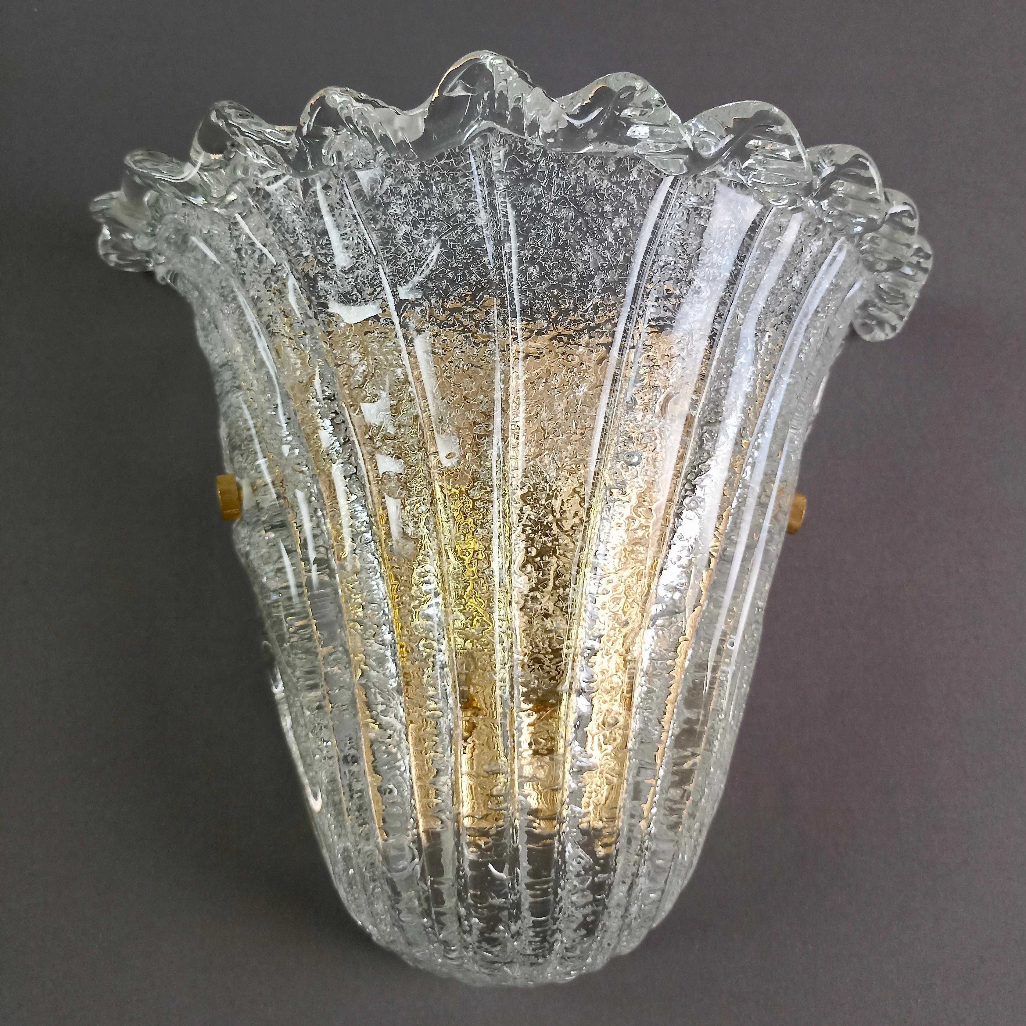 Dorato Lampada da parete singola Graniglia in vetro artistico di Murano in stile Barovier anni '90.