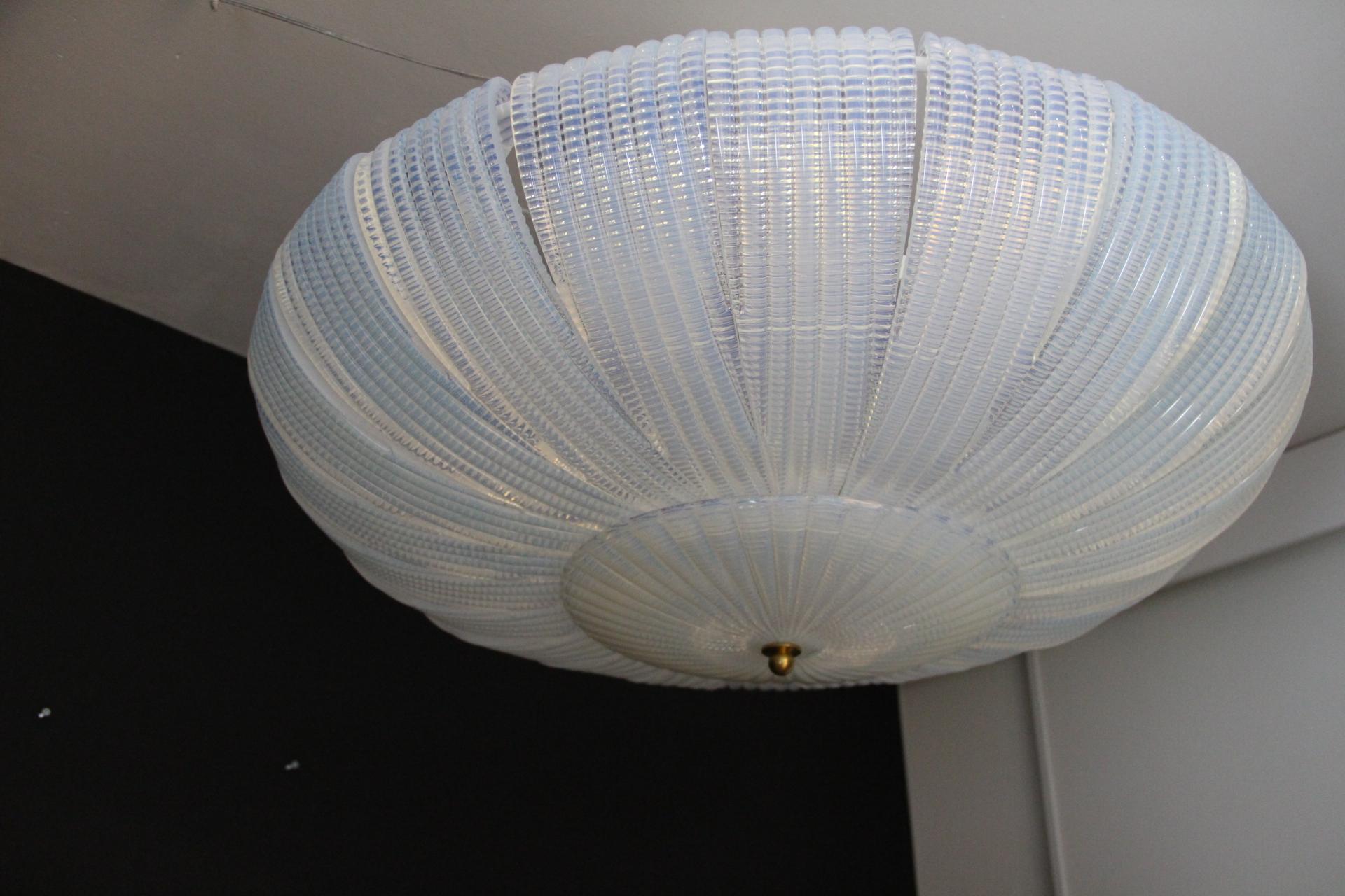Italiano Lampadario ad incasso in vetro di Murano con texture iridescente in stile Barovier in vendita