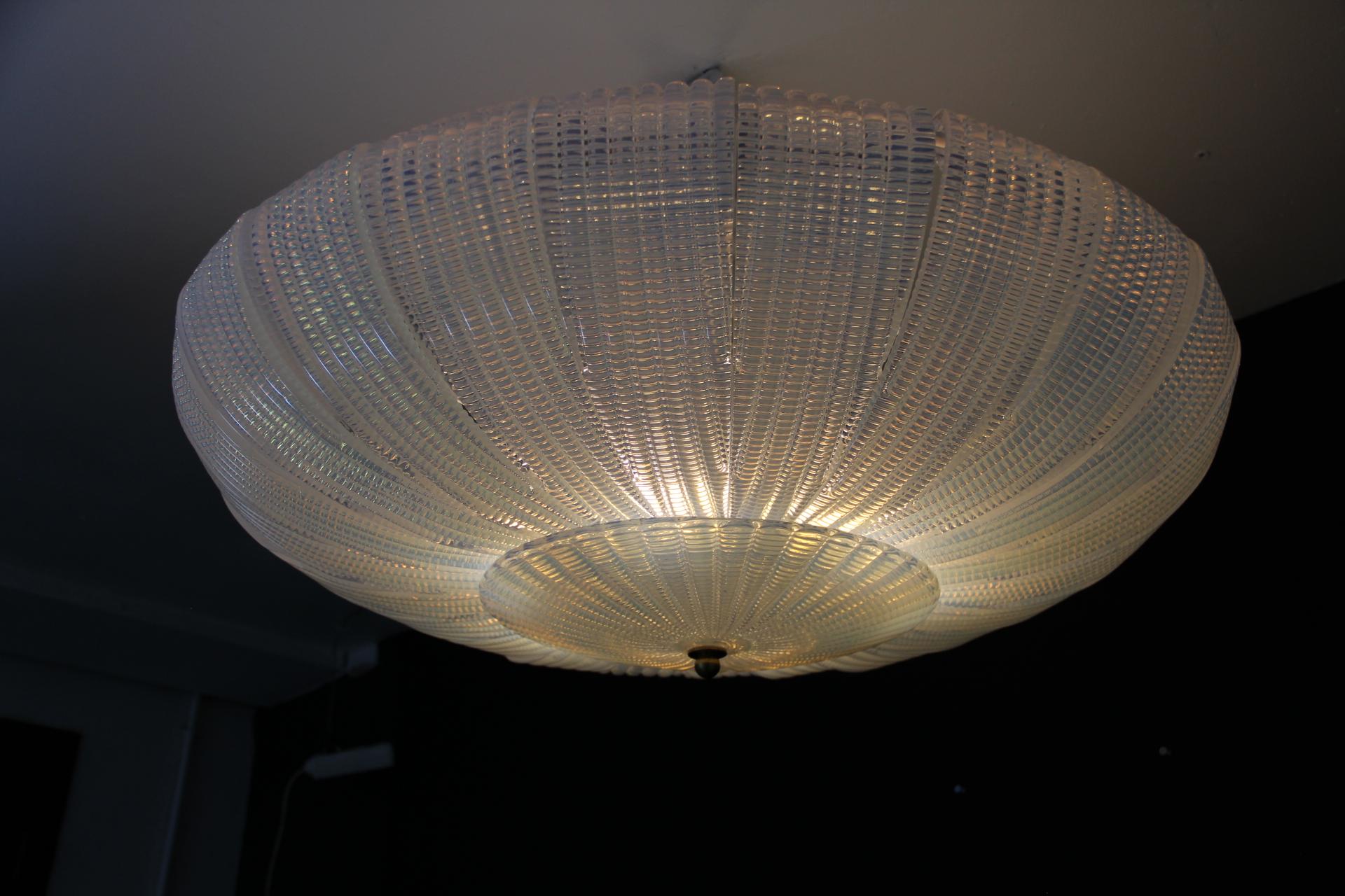 Vetro di Murano Lampadario ad incasso in vetro di Murano con texture iridescente in stile Barovier in vendita