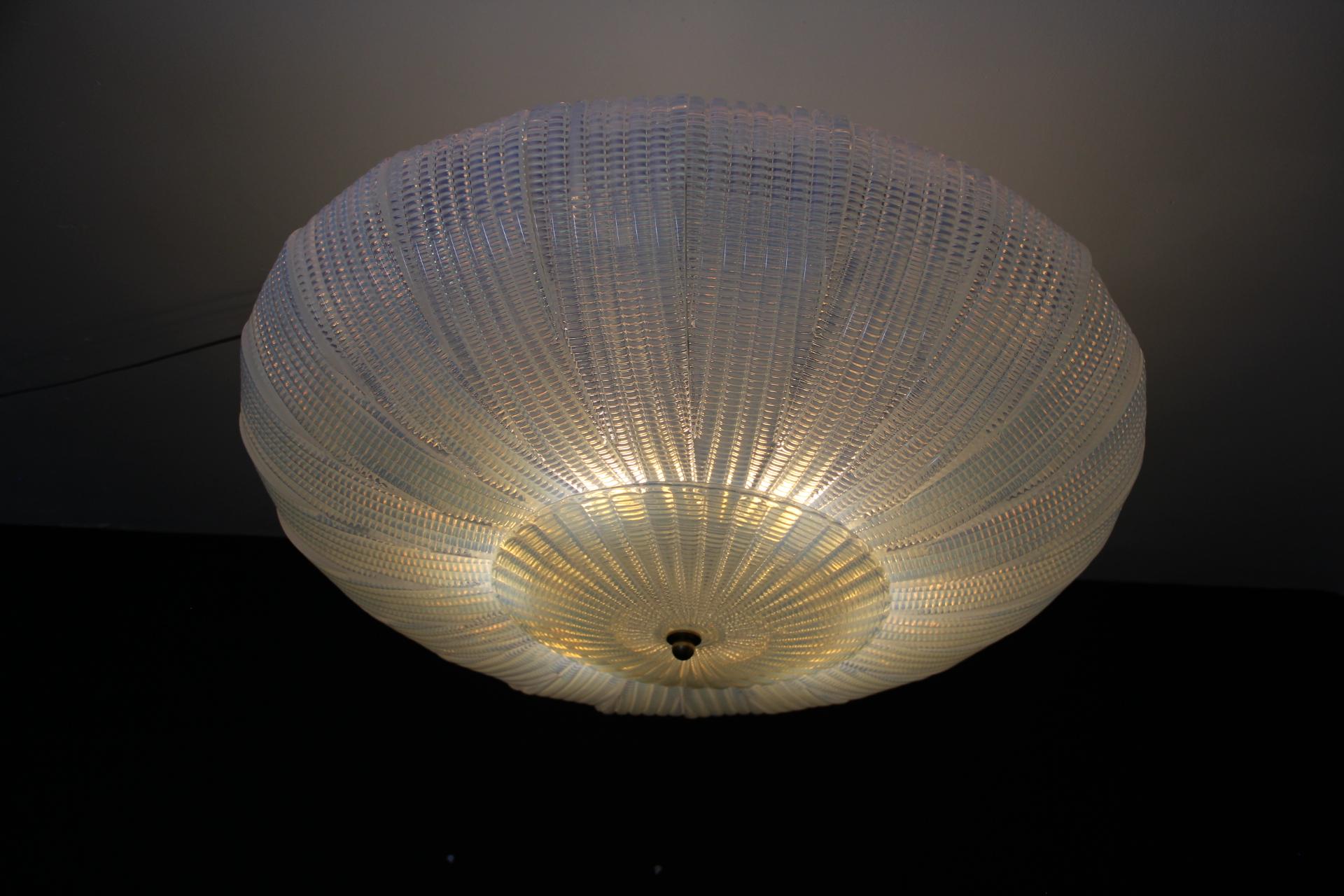 Lampadario ad incasso in vetro di Murano con texture iridescente in stile Barovier in vendita 1