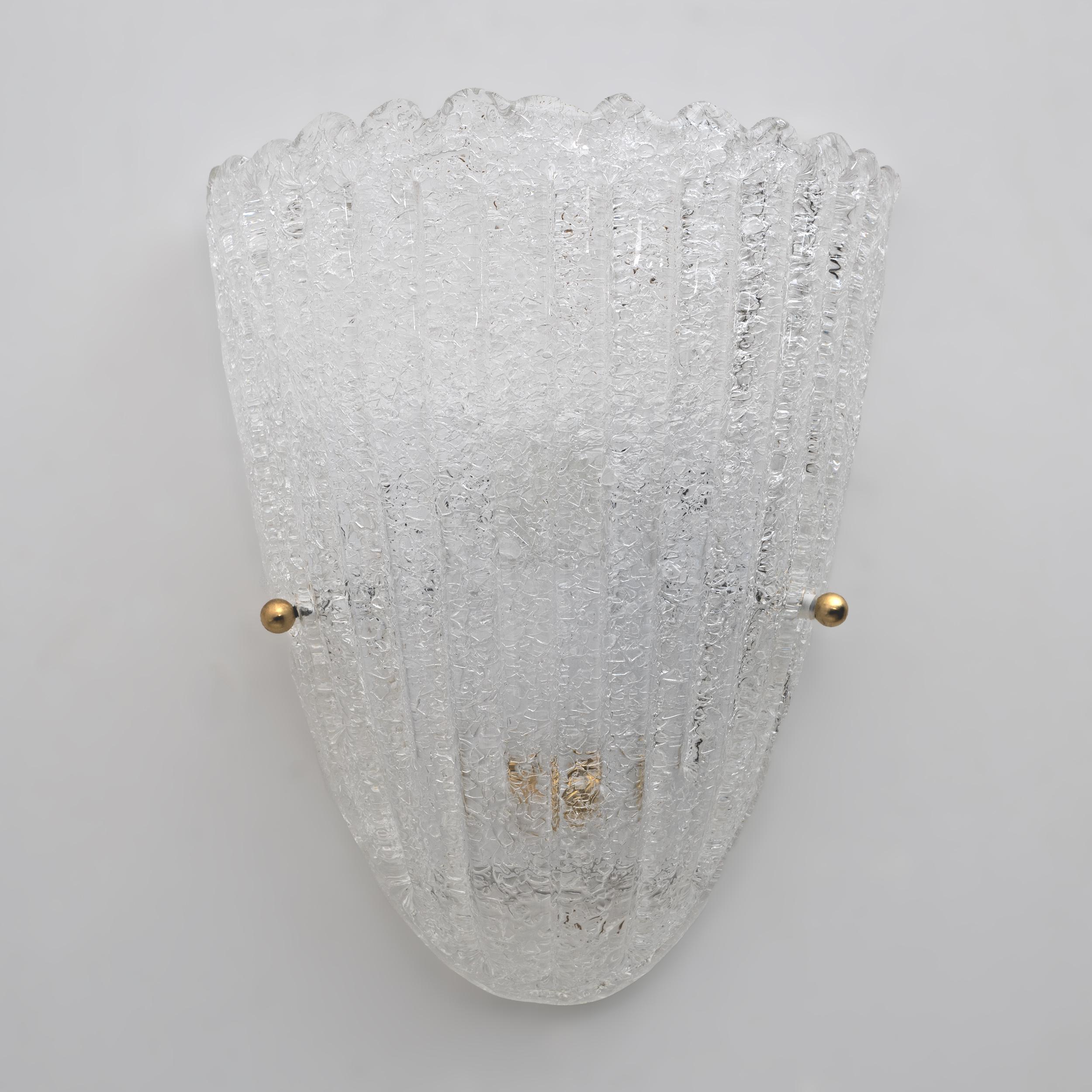 Applique Art Déco a forma di conchiglia, realizzate in Italia a Murano nello stile di Barovier, in vetro di Murano Graniglia, montate su una base in metallo laccato bianco e ottone, anni '60.
Ricablata per gli Stati Uniti e l'Europa con portalampada
