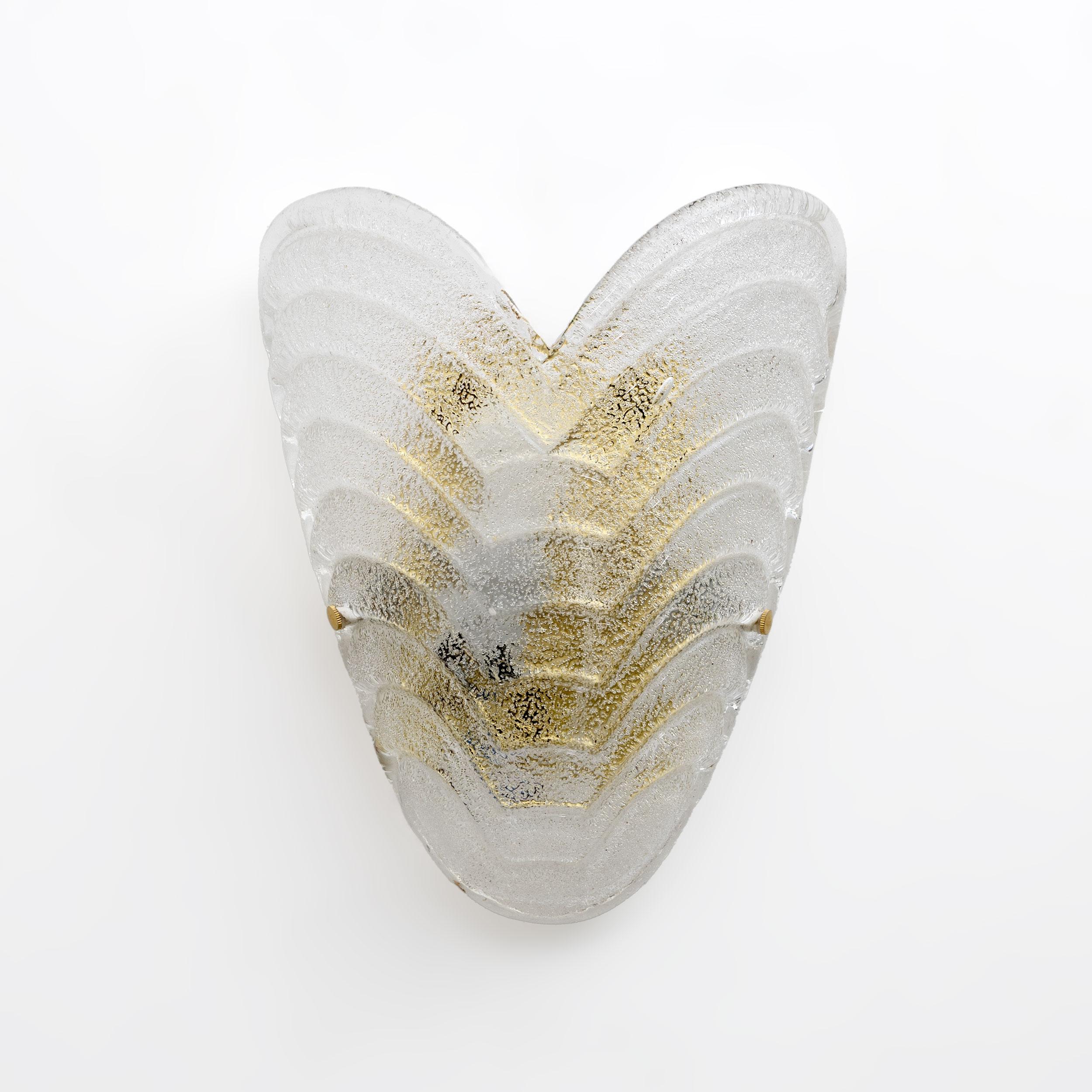 Coppia di appliques a forma di conchiglia, realizzate in Italia a Murano nello stile di Barovier, in vetro di Murano Graniglia, montate su una base in metallo e ottone, anni '60.
Ricablata per gli Stati Uniti e l'Europa con portalampada E26 o E27