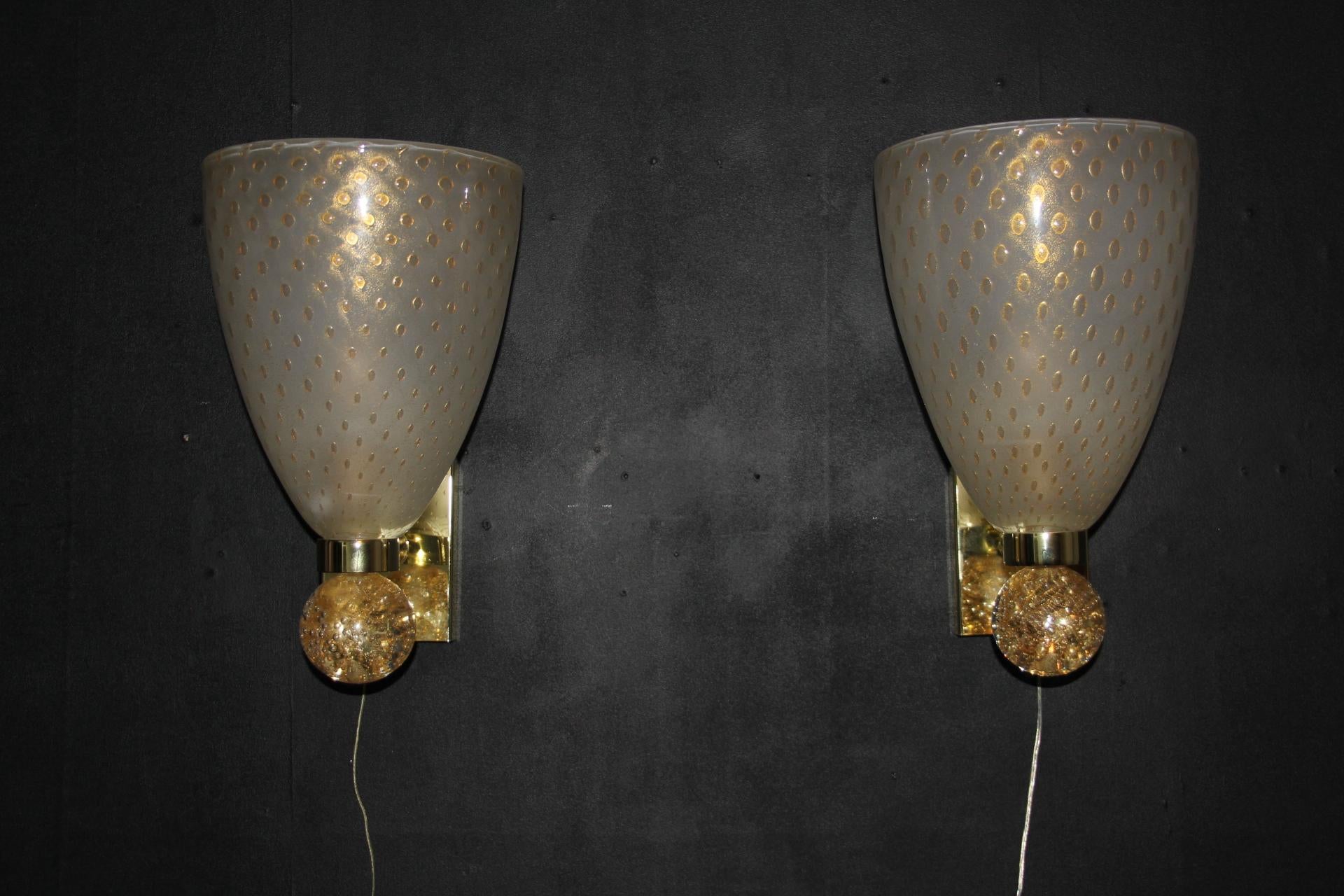 This fabulous pair of Venetian sconces of modern or Art Deco style, was entirely handcrafted. It is all decorated with the Pulegoso technique. It means that it features big air bubbles inside its high quality blown glass, worked with inclusions of