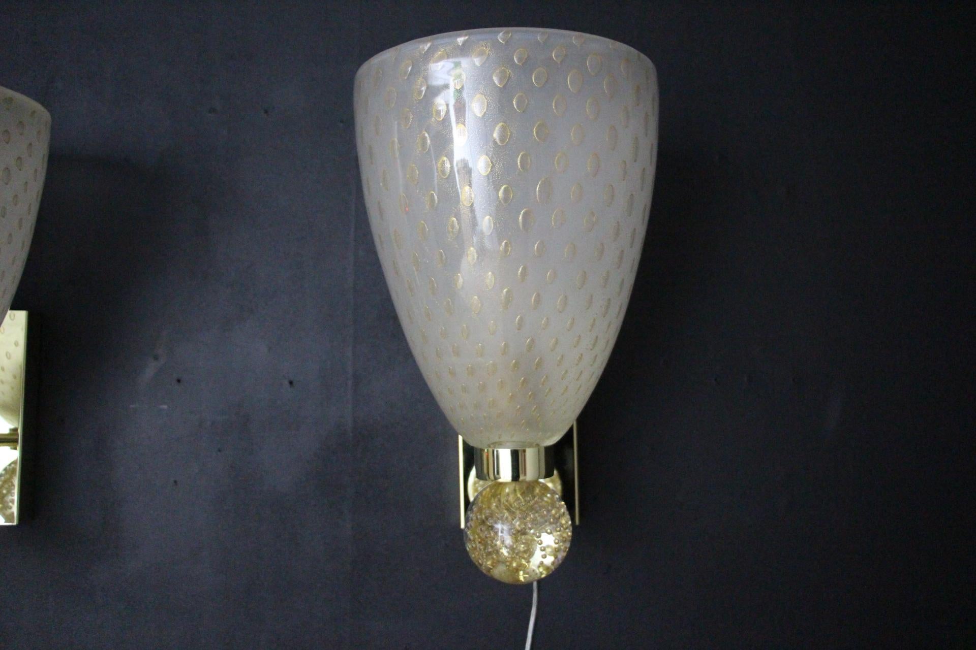 Laiton Appliques en verre de Murano de style Barovier avec paillettes et bulles d'or, Wall Lights en vente