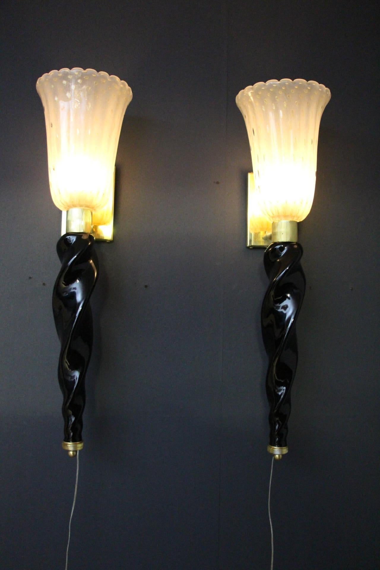 This fabulous pair of Venetian sconces of modern or Art Deco style, was entirely handcrafted. Its top section is all decorated with the Pulegoso technique. It means that it features big air bubbles inside its high quality blown glass, worked with