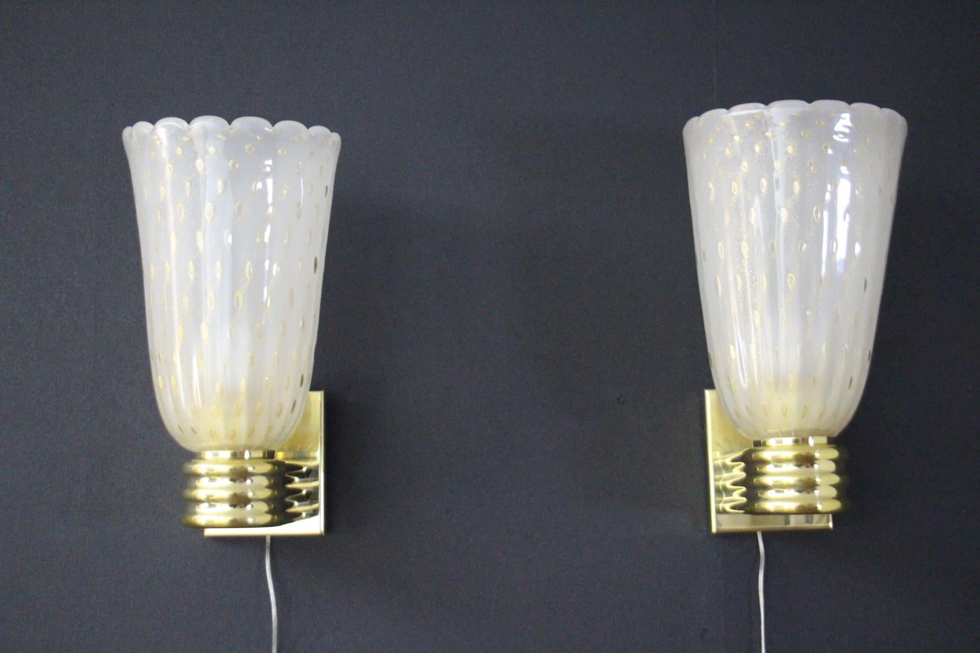 This fabulous pair of Venetian sconces of modern or Art Deco style, was entirely handcrafted. It is all decorated with the Pulegoso technique. It means that it features big air bubbles inside its high quality blown glass, worked with inclusions of