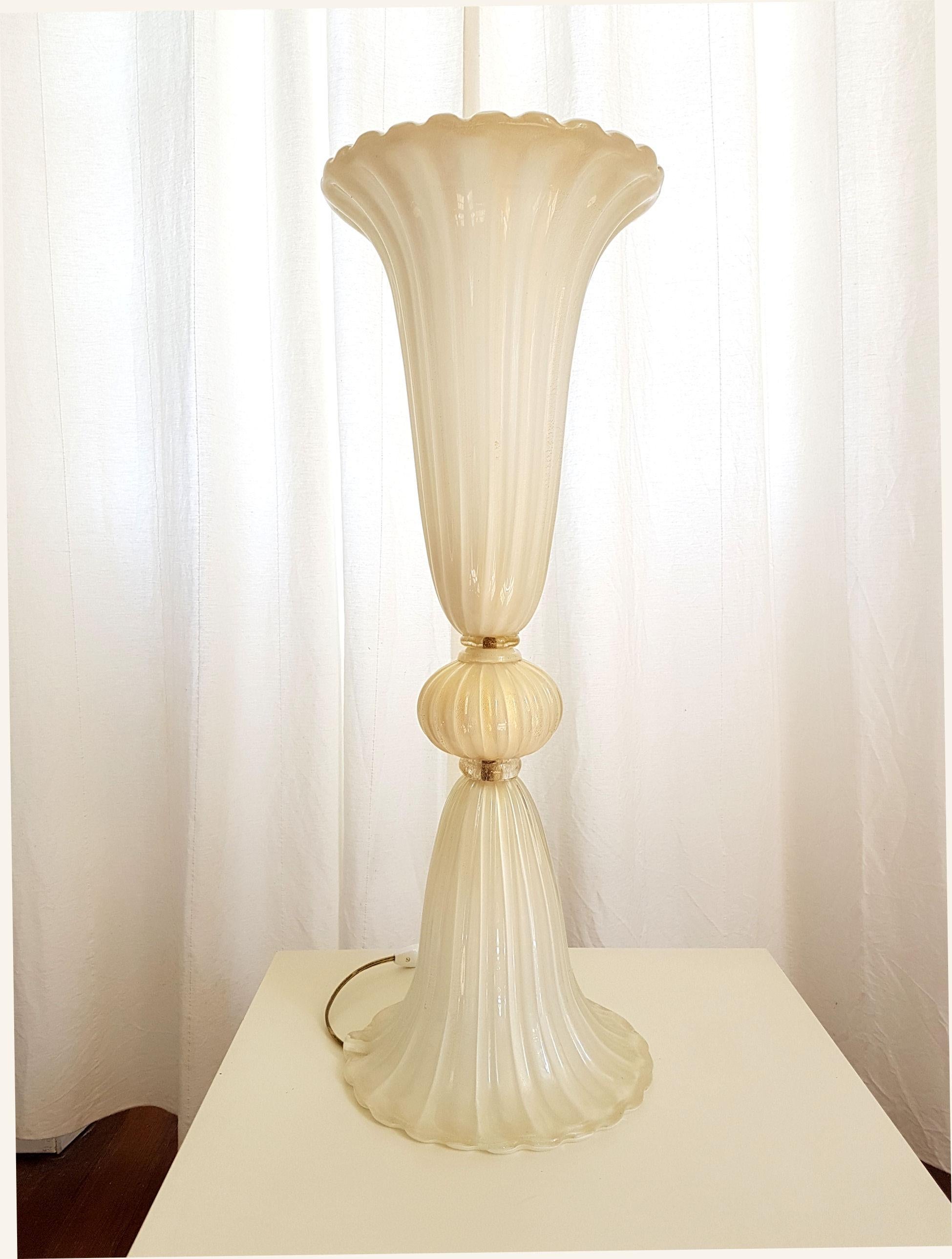 Barovier and Toso style, Mid-Century Modern pair of extra large table lamps, or floor lamps in hand blown Murano glass.
Murano, Italy, 1970s.
The neoclassical style lamps are made of handmade translucent white Murano glass, with gold inclusions.