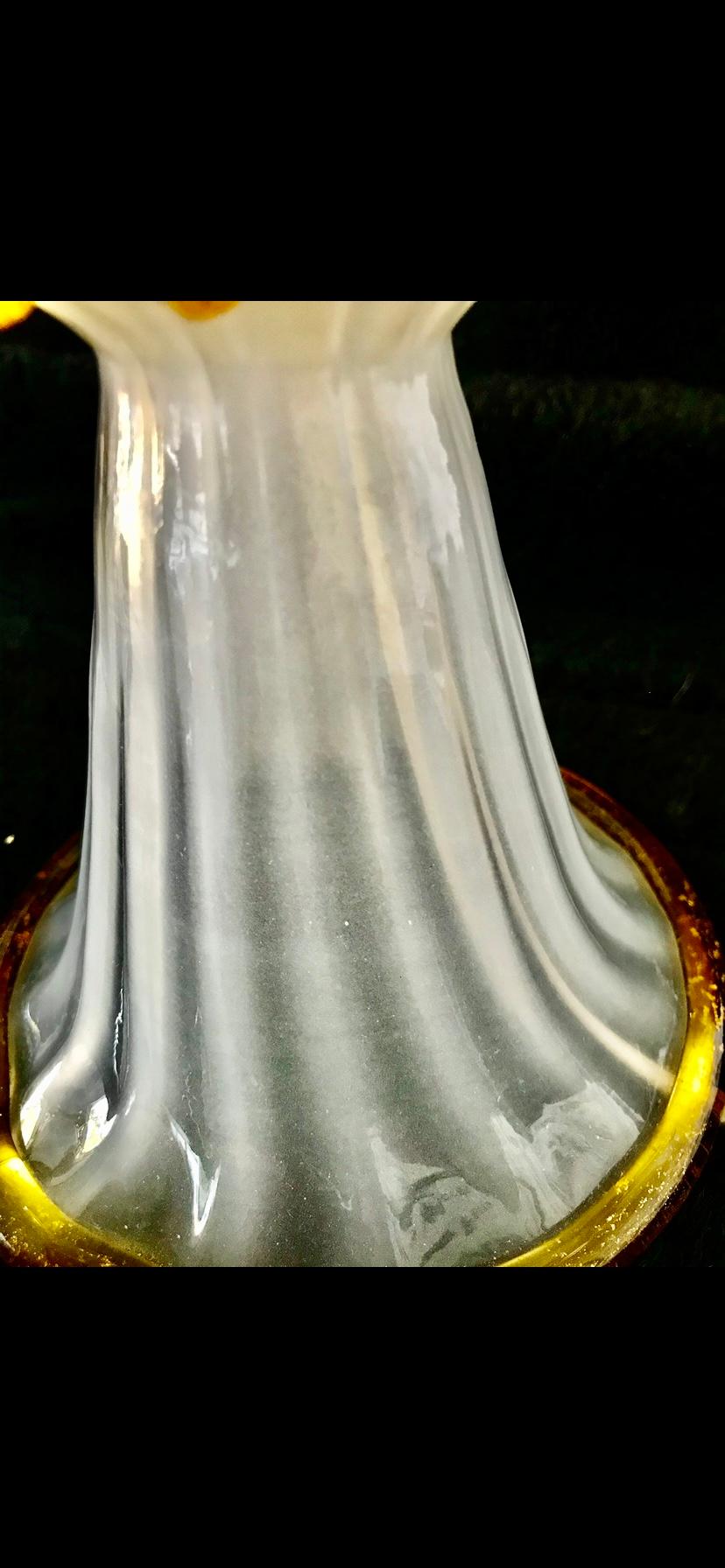 Barovier Paire de lampes de table en verre Murano, modèle unique en verre opalin. Modèle très rare de verre bicolore galss Une lampe emblématique du design italien, un élément unique pour une atmosphère de grand luxe. 

Livraison à prix réduit aux