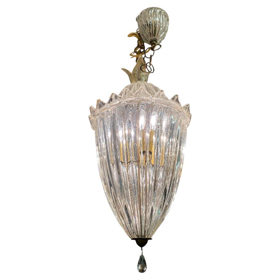Presentamos una linterna de cristal soplado modelo Fanali Veneziani 4430 de la década de 1940, de la conocida casa de cristal italiana Barovier & Toso. Esta linterna forma parte de una colección que rinde homenaje a la historia de la ciudad de
