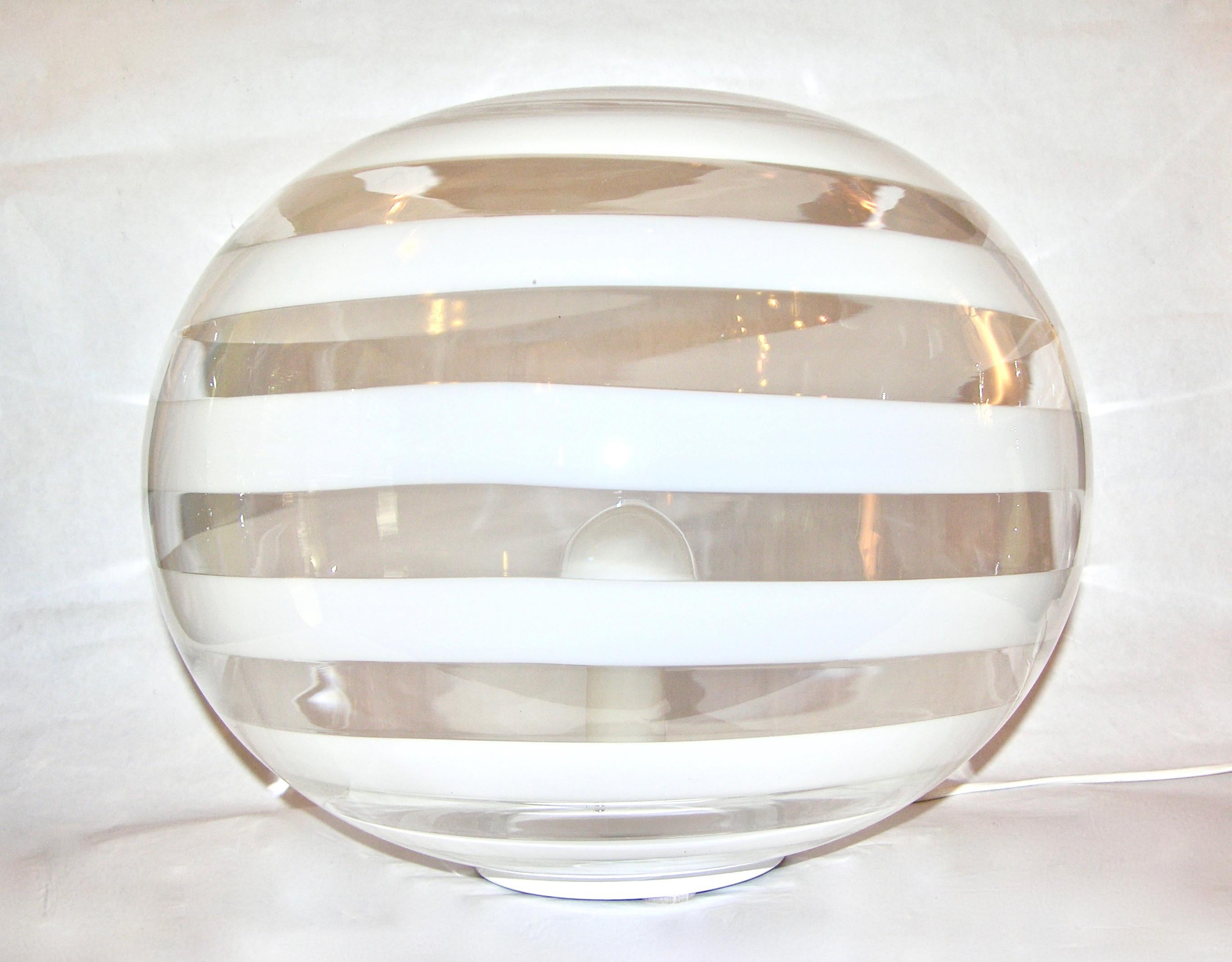 Mid-Century Modern Barovier Toso 1960s Pair of Crystal Clear and White Murano Glass Round Lamps