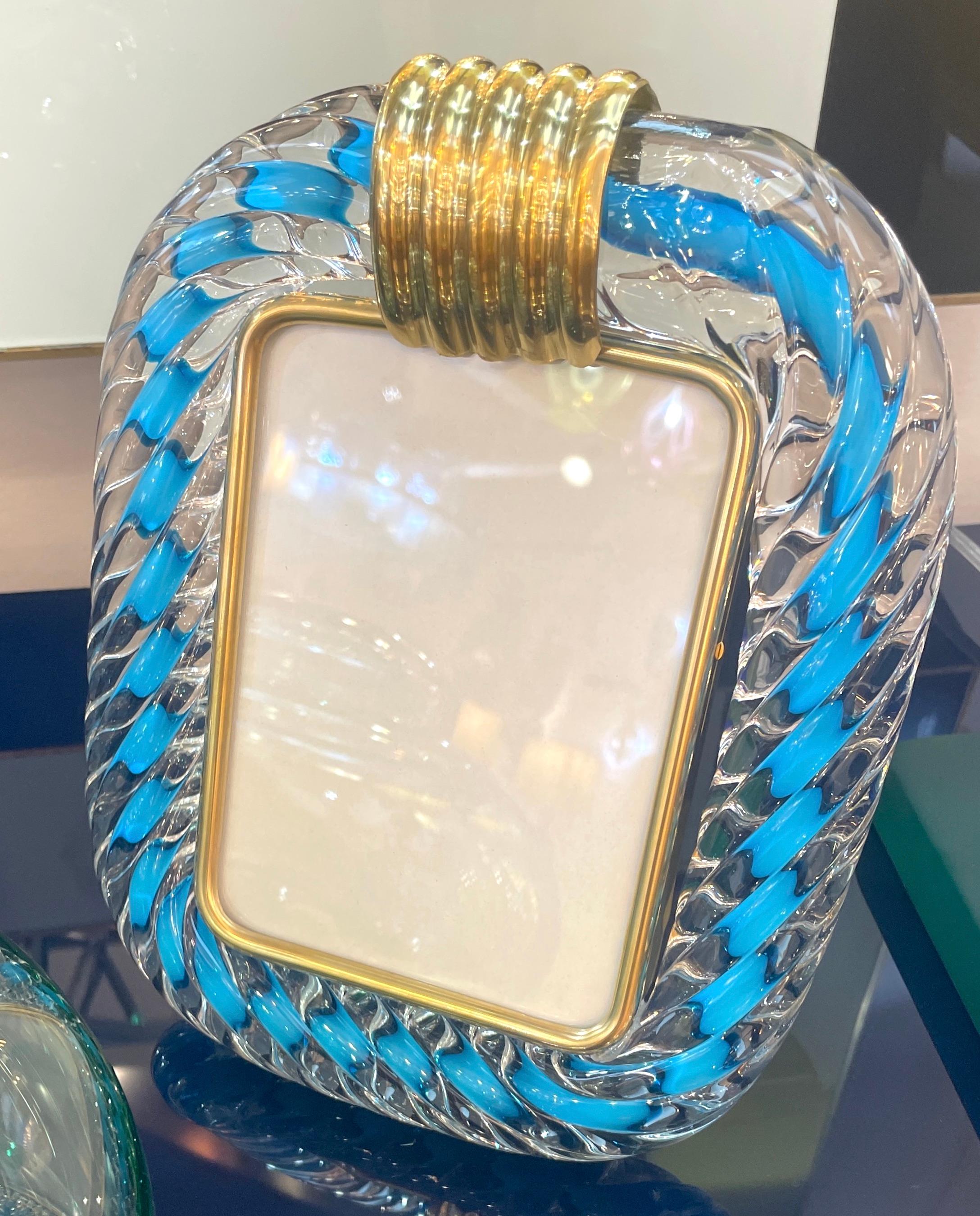 Moderner, raffinierter und eleganter zeitgenössischer Bilderrahmen aus dickem, geblasenem Murano-Glas des 21. Jahrhunderts: Der Rahmen aus kristallklarem Glas, der mit der 
