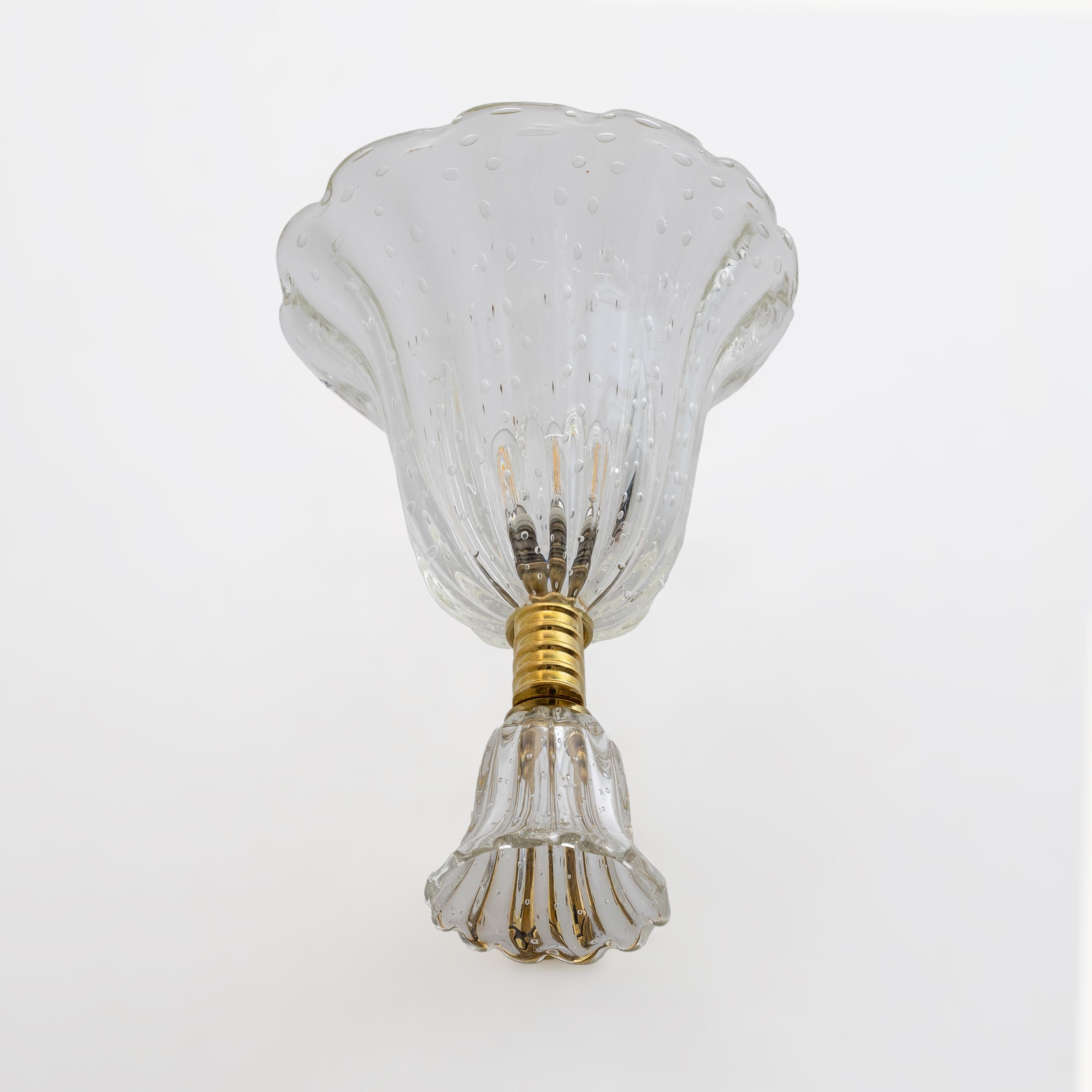 Questa favolosa applique in vetro di Murano in stile Art Déco è stata realizzata interamente a mano. Ogni pezzo è decorato con la tecnica del Pulegoso, che prevede la creazione di grandi bolle d'aria all'interno del vetro soffiato di alta qualità.