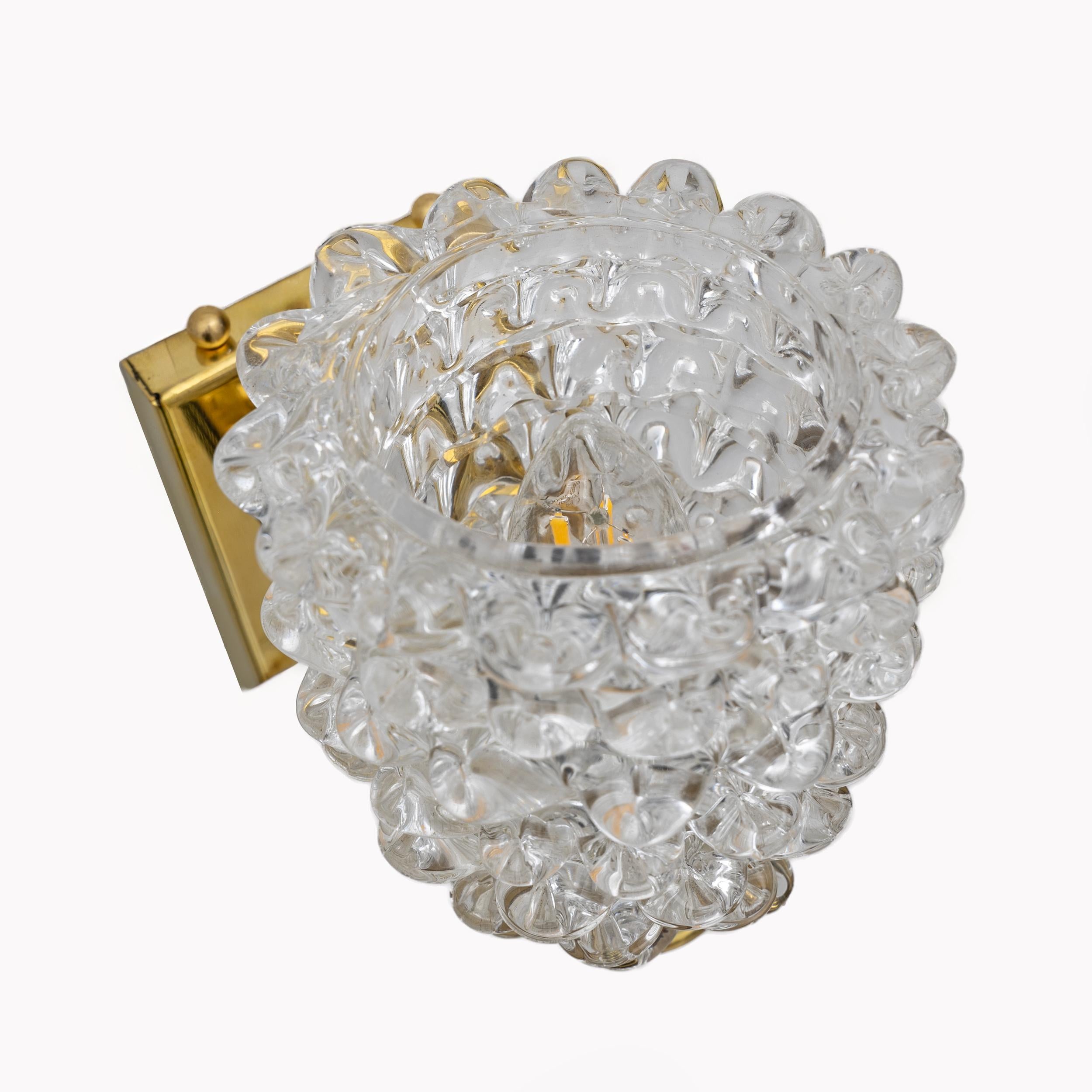 Contemporary Barovier & Toso Art Dèco Style Brass and Rostrato Murano Glass Sconces, Pair For Sale
