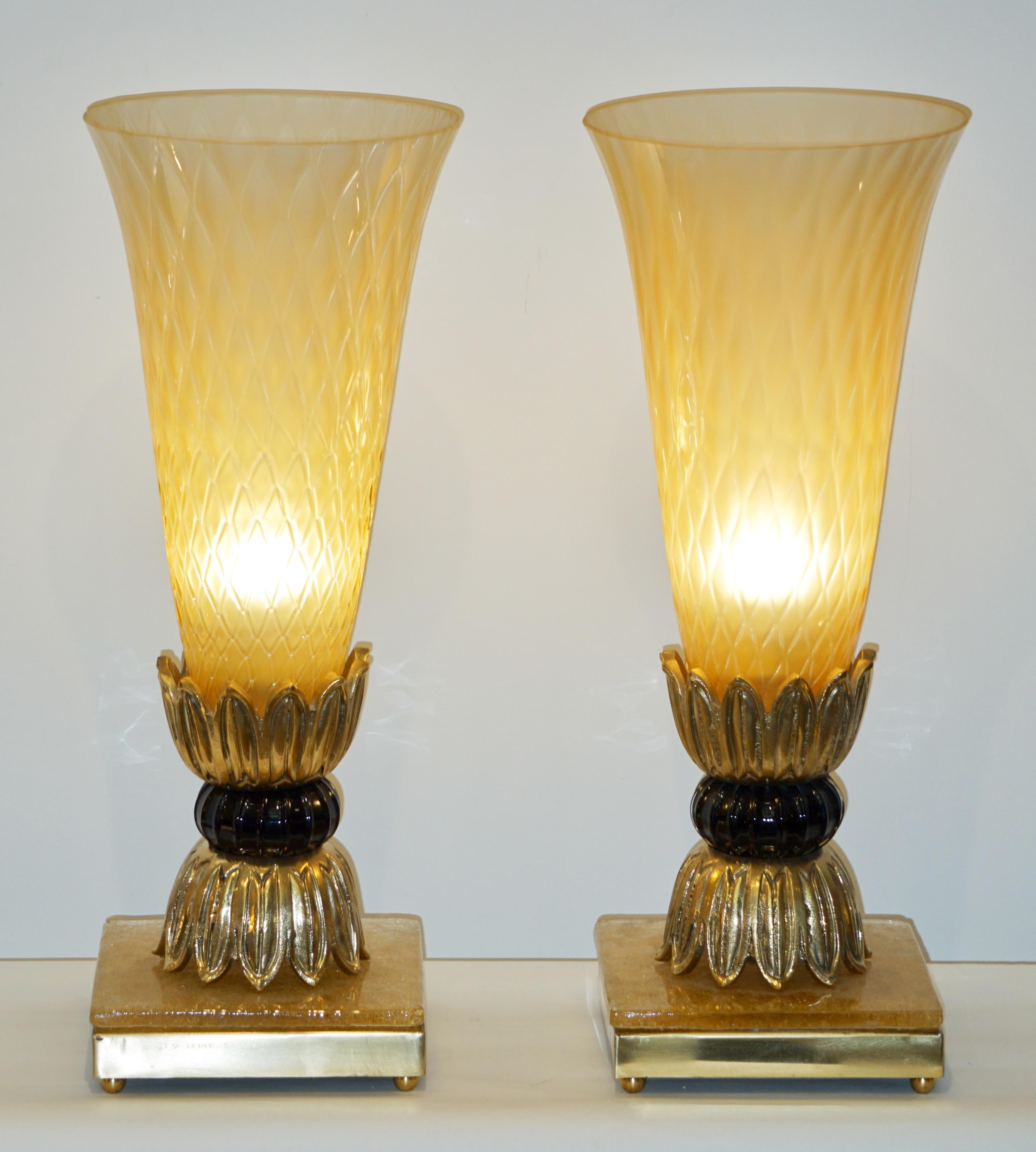 Elegant Italian pair of Art Deco design table lamps by Barovier Toso, circa 1970s, with exquisite Venetian blown glass shades in textured amber gold Murano glass decorated with a sophisticated hexagonal pattern, supported by cast bronze decorative