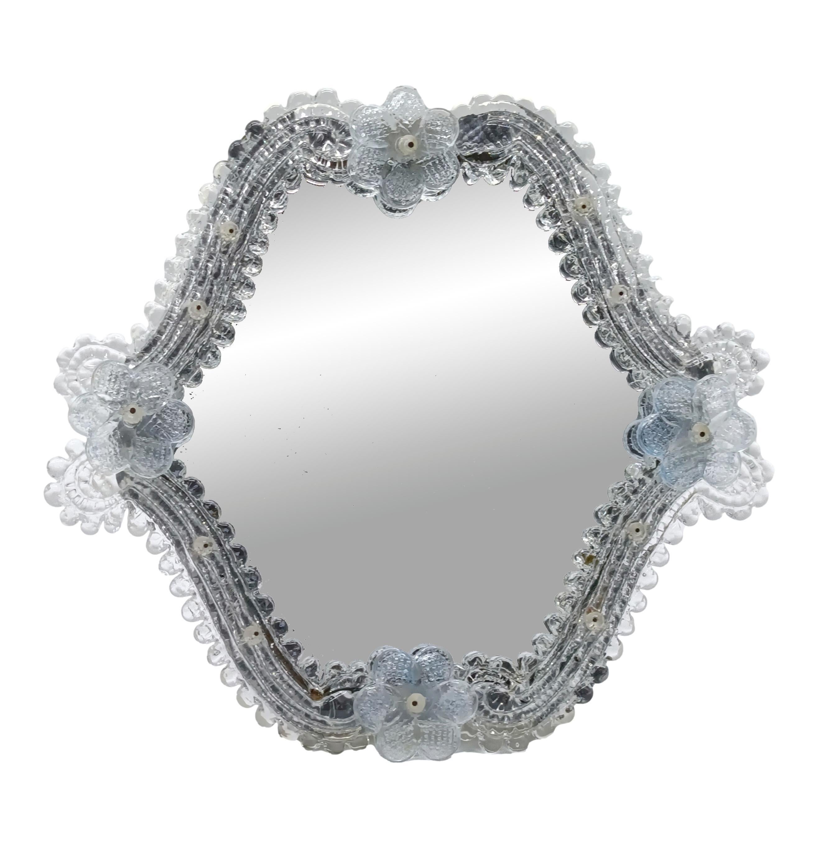 Specchio in vetro di Murano realizzato  negli anni Cinquanta,  con decori floreali e vetro inciso Lo specchio può essere utilizzato come specchio da tavolo o da parete. Realizzato dai Maestri vetrai muranesi senza uso di stampi. Interamente