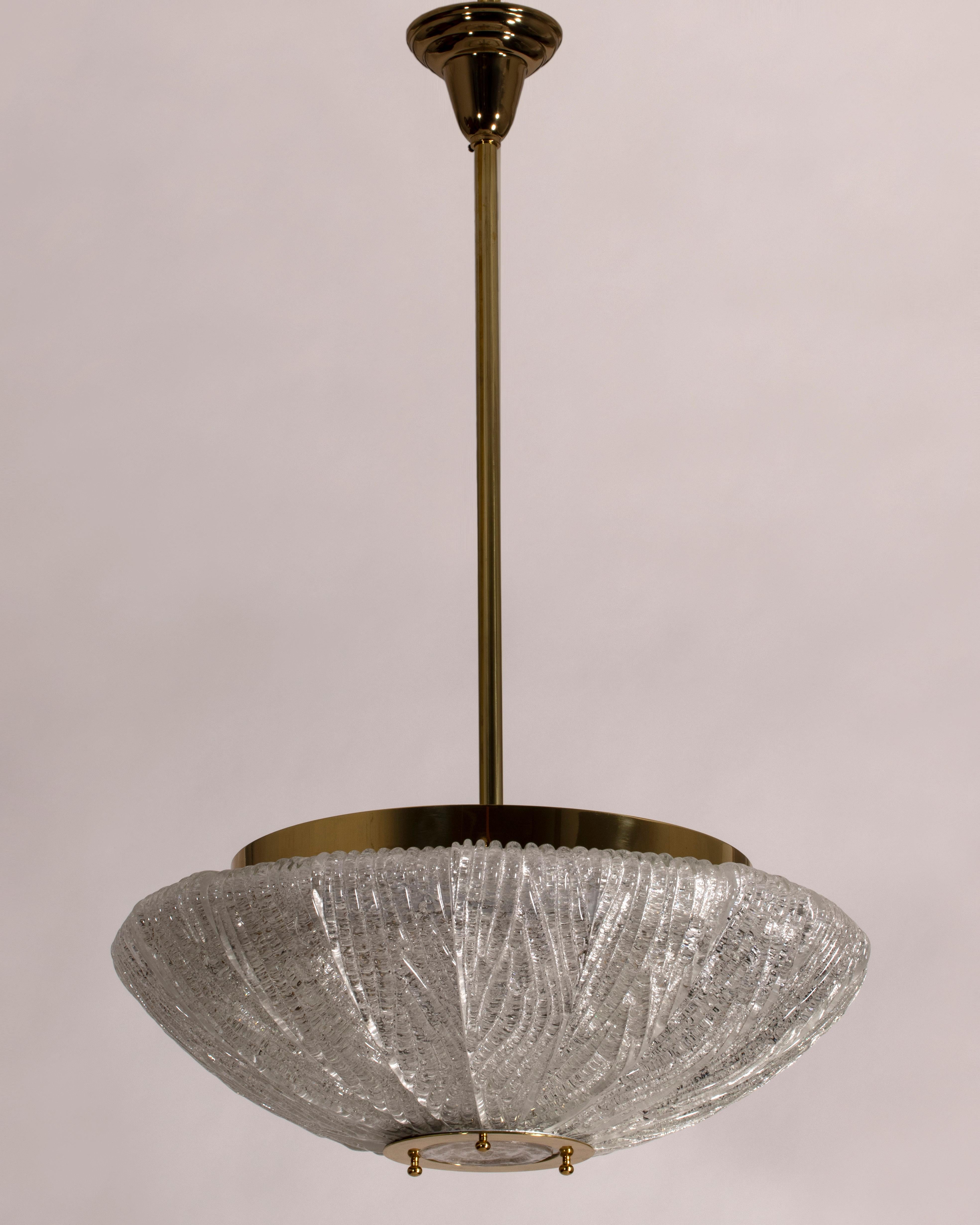 Mid-Century Modern Barovier & Toso Attributed, Pair of Murano Colorless Glass and Brass Chandeliers For Sale