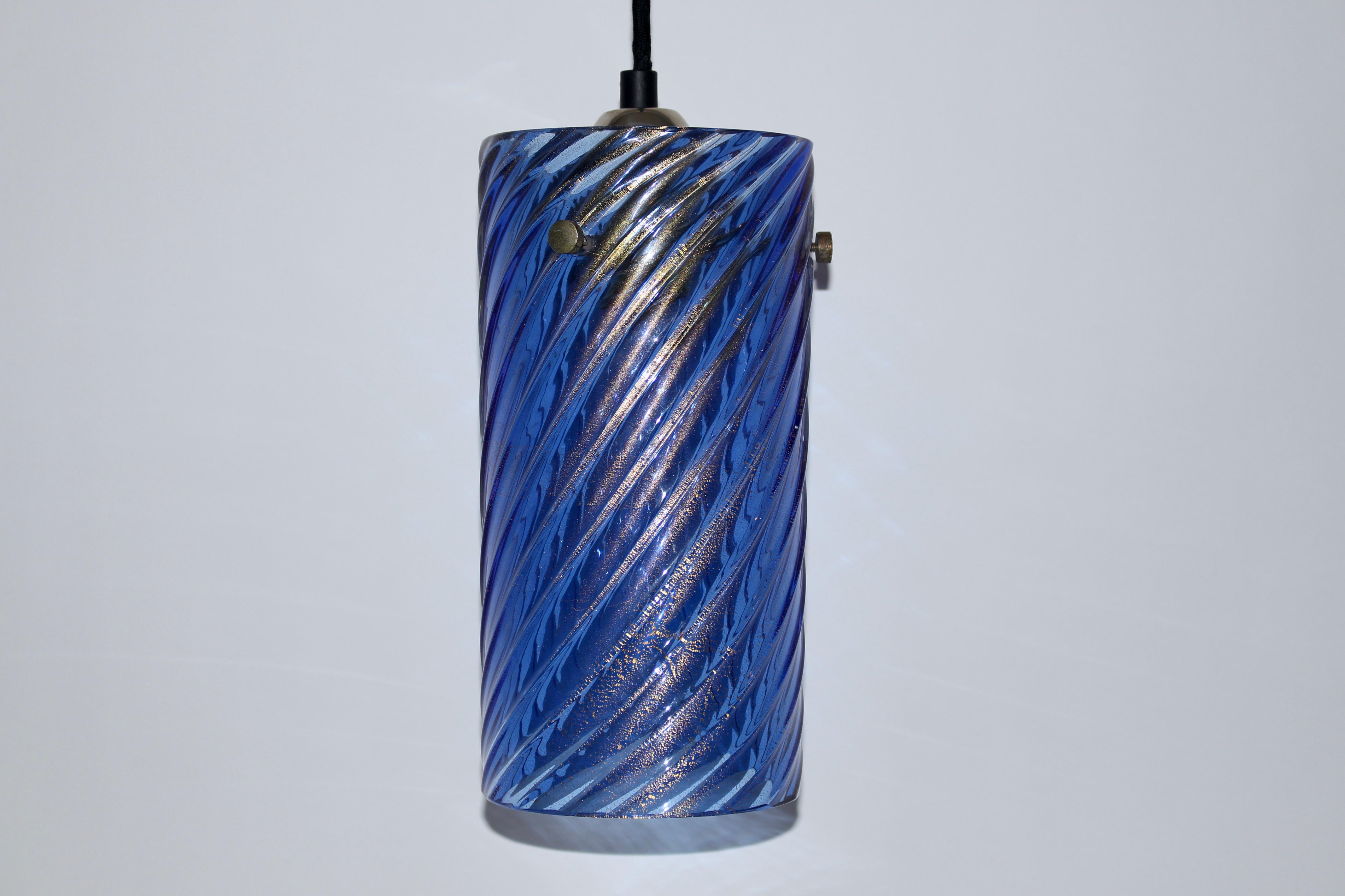 Suspension Barovier et Toso en verre de Murano, bleu spiralé, moucheté d'or, années 1950. Cylindre mince et nervuré (5D) en verre de Murano bleu cobalt profond translucide avec des inclusions d'or. Faible encombrement. Avec un cordon noir de cinq