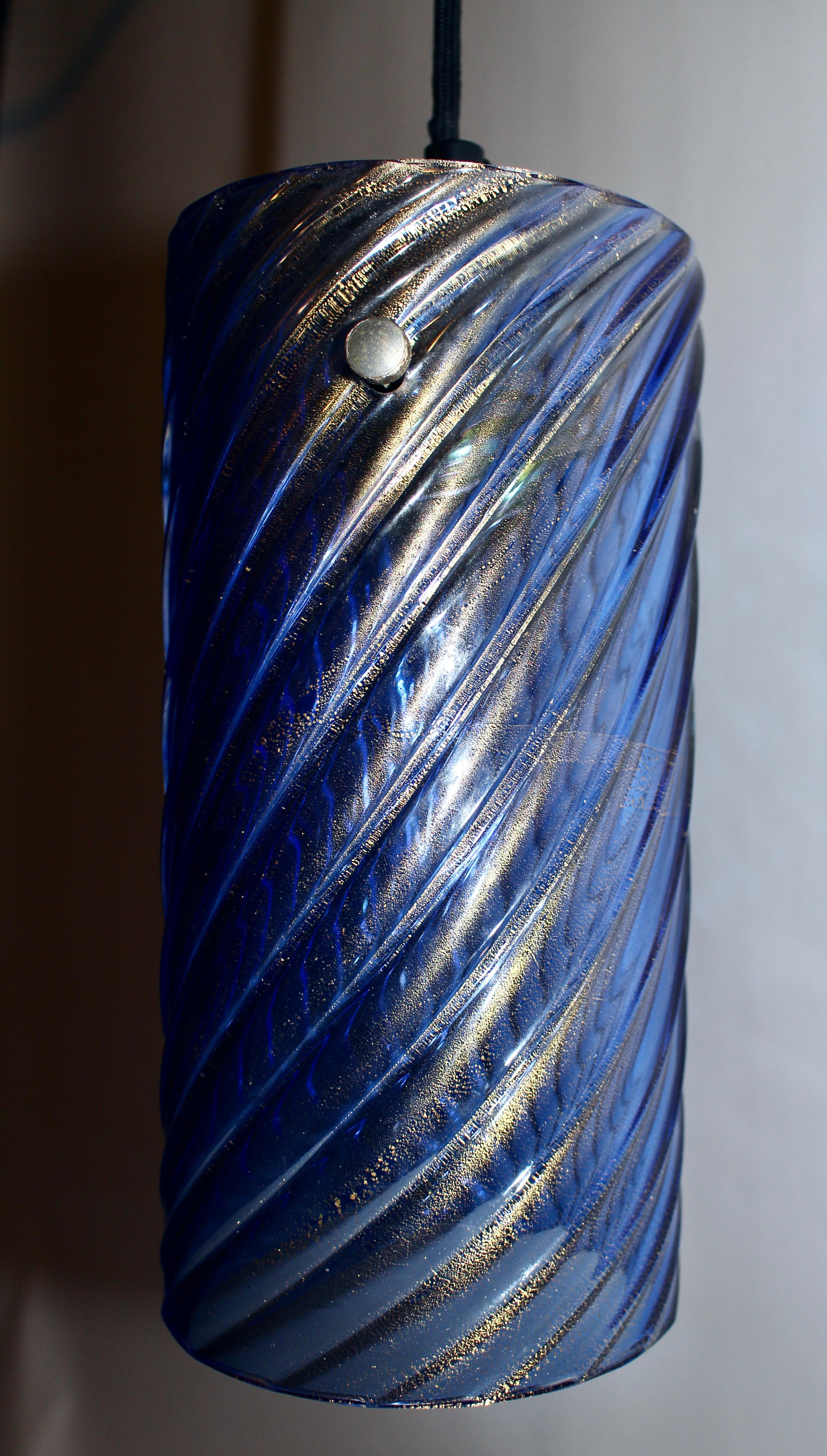 italien Barovier & Toso Pendentif suspendu « twist » en verre de Murano bleu avec inclusions d'or en vente