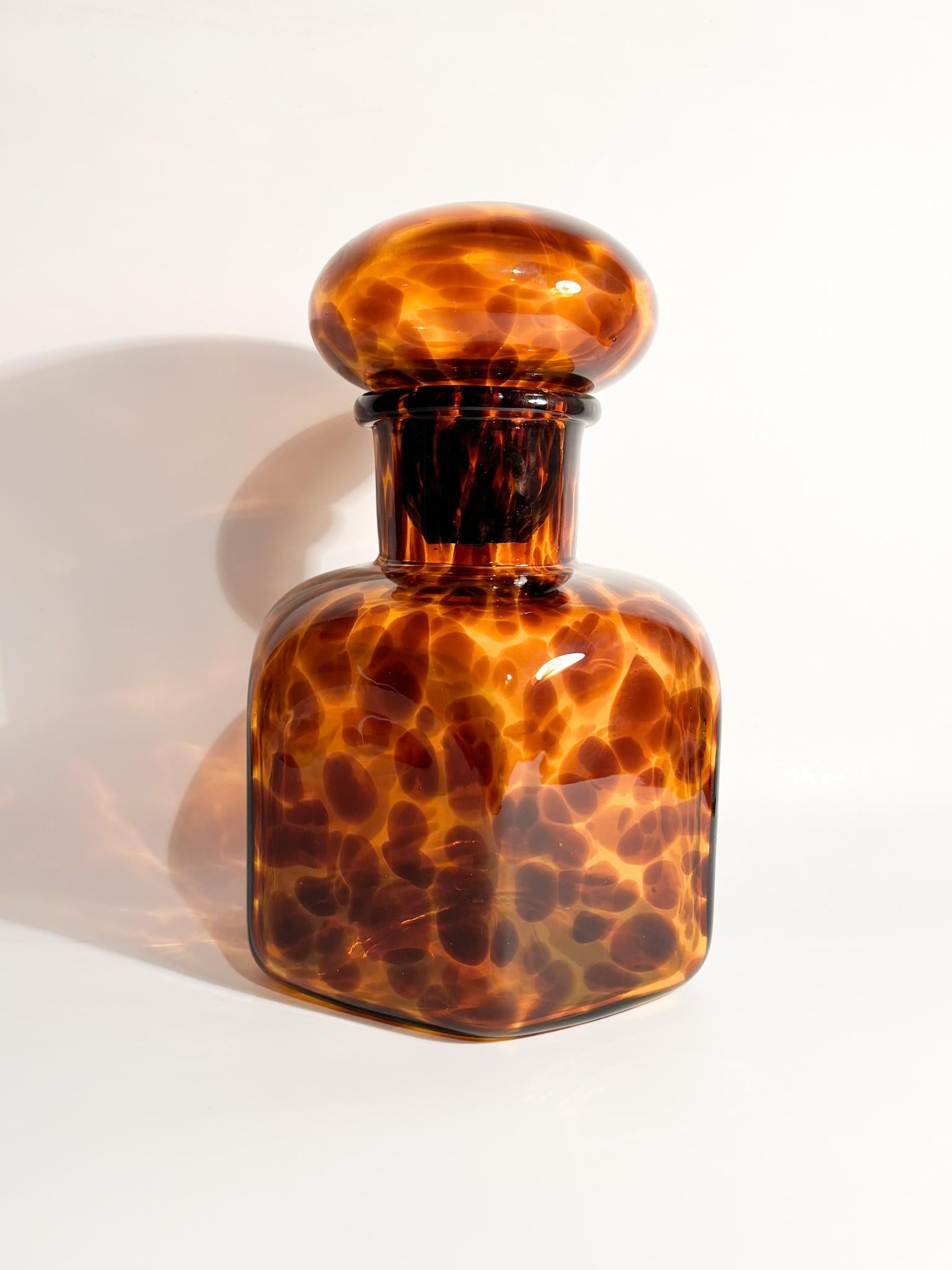 Grande vaso a bottiglia in vetro di Murano, realizzato da Barovier&Toso negli anni '50

Ø cm 19 h cm 30

Barovier&Toso è una vetreria nota per le sue collezioni artigianali di vetri decorativi di Murano del XX secolo. Le innovazioni chimiche di