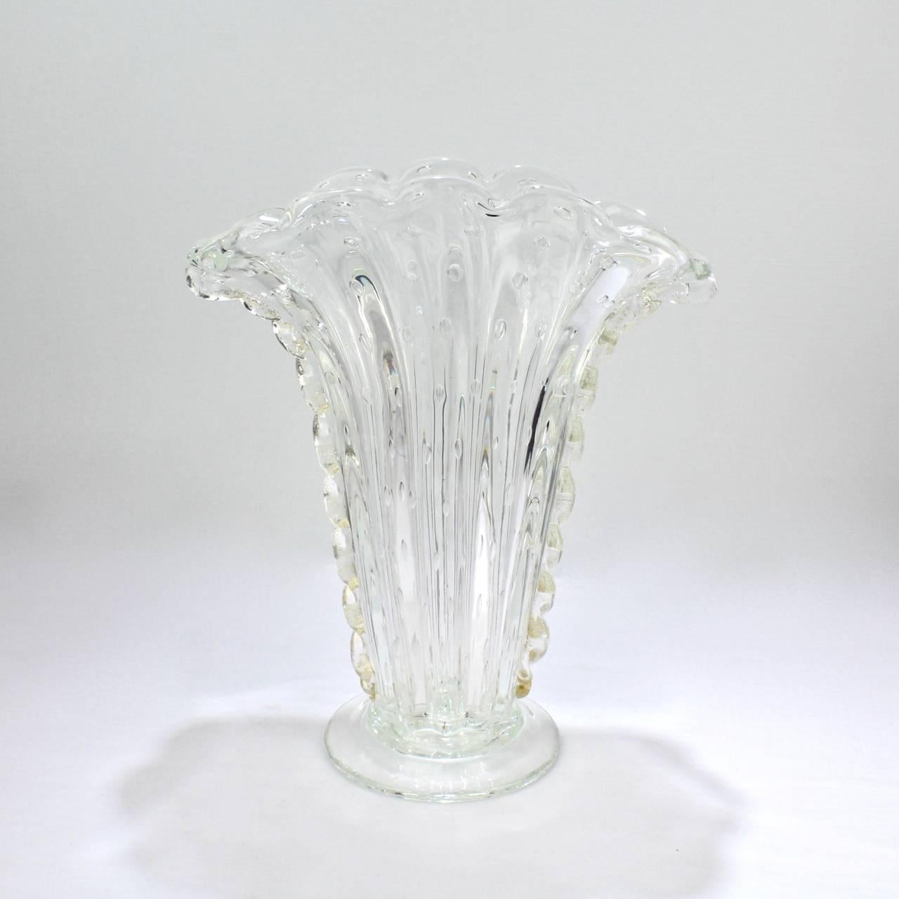 Magnifique vase à fleurs en forme d'éventail en verre italien Bullicante.

Attribué à Barovier&Toso.

En verre transparent avec des bulles capturées, des inclusions de feuilles d'or et une marque de pontil polie à la base.

Mesures : Hauteur