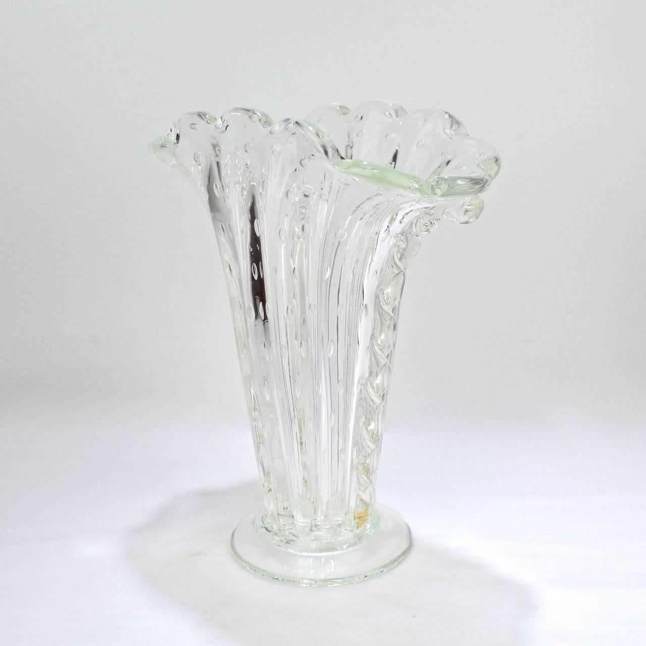 20ième siècle Vase à fleurs éventail en verre de Murano transparent et feuille d'or Barovier & Toso Bullicante en vente